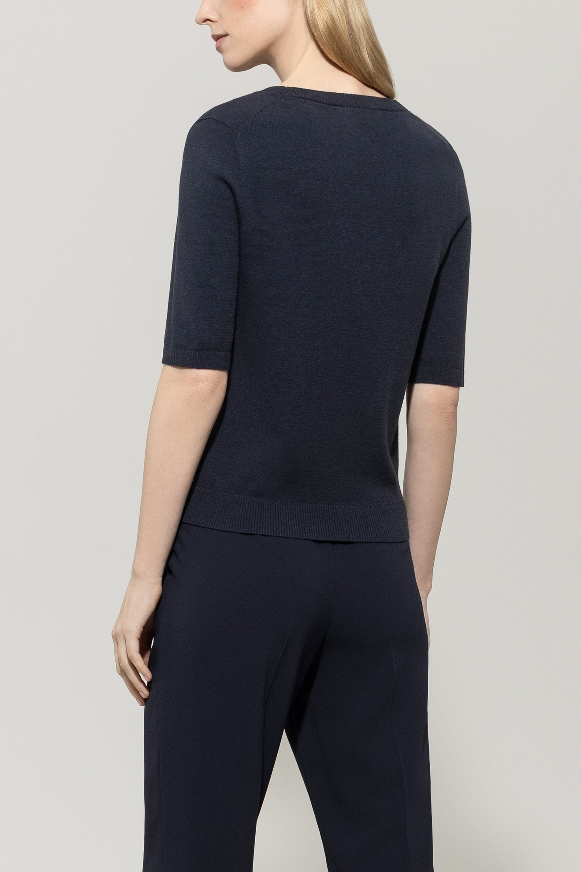 Feinstrick-Pullover - dark navy - Standard | Model Rück