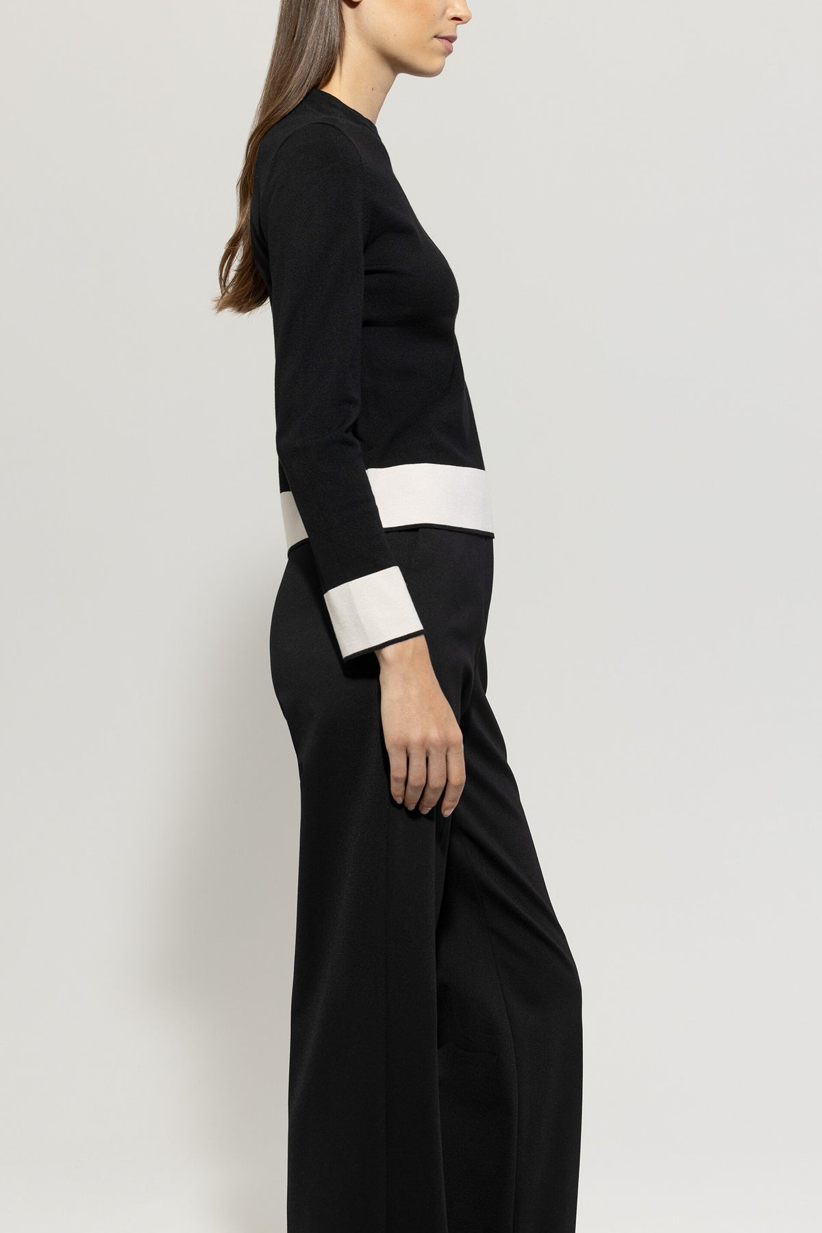 Pullover mit Farbakzenten - deep black - Standard | Model Seite