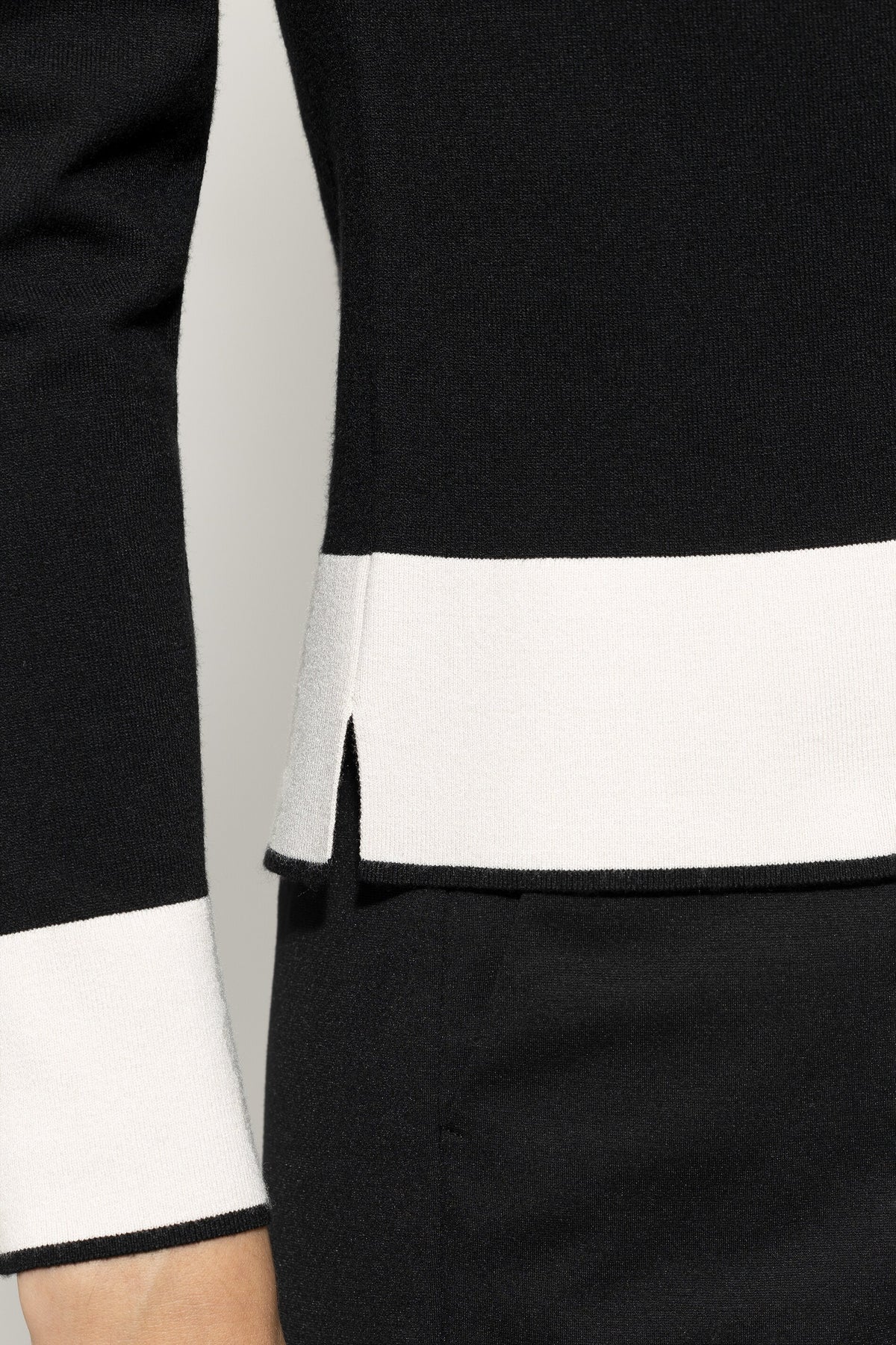 Pullover mit Farbakzenten - deep black - Standard | Model Detail
