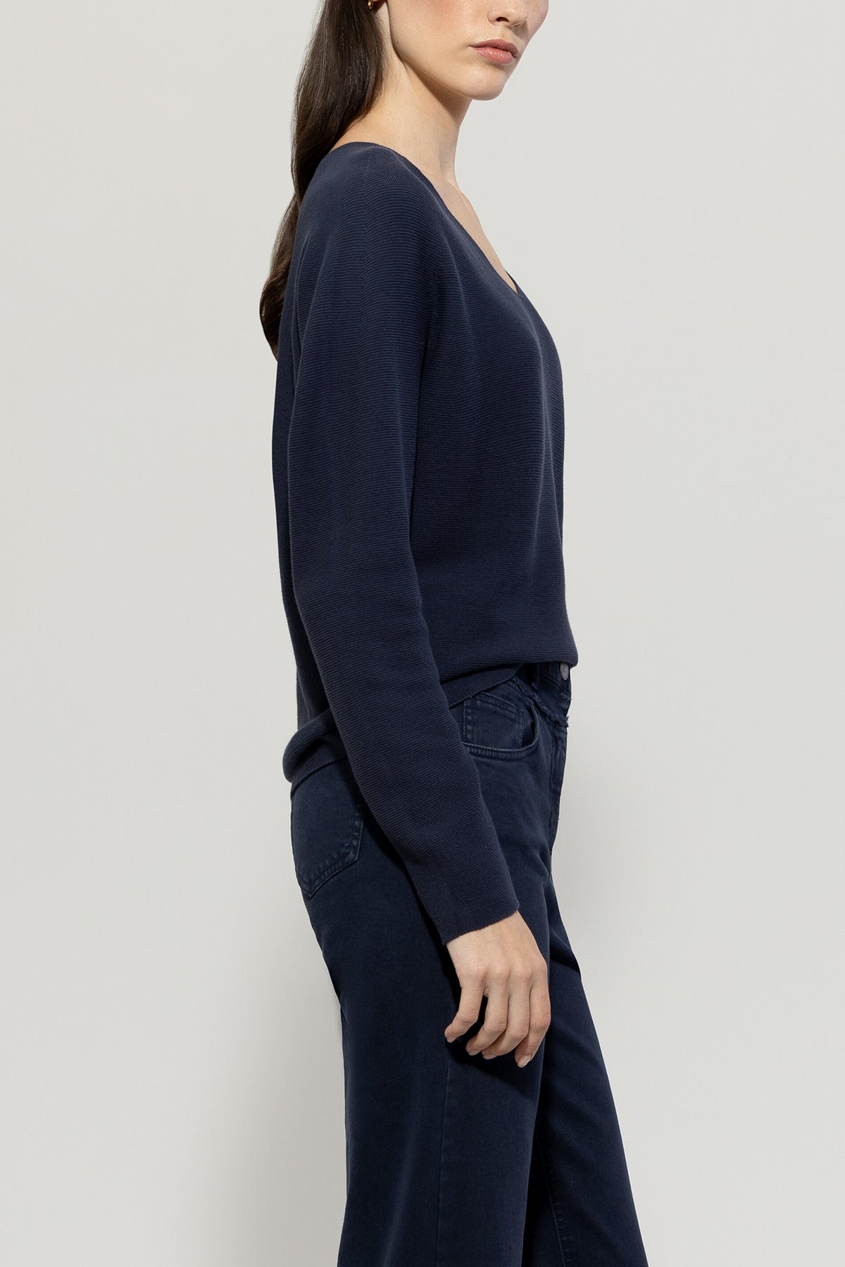 V-Pullover in Links-Struktur - jeans blue - Standard | Model Seite