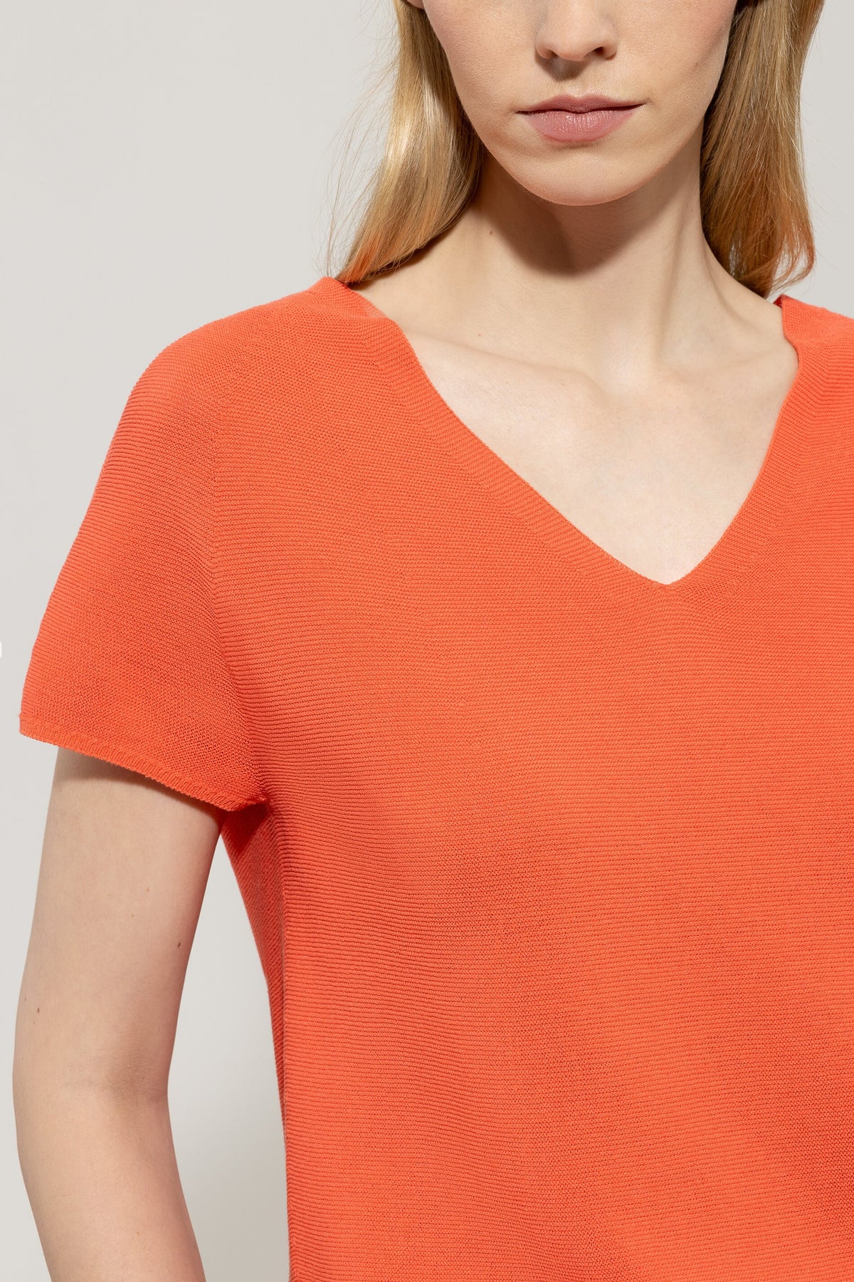 Pullover in Links-Struktur - hibiscus - Standard | Model Detail