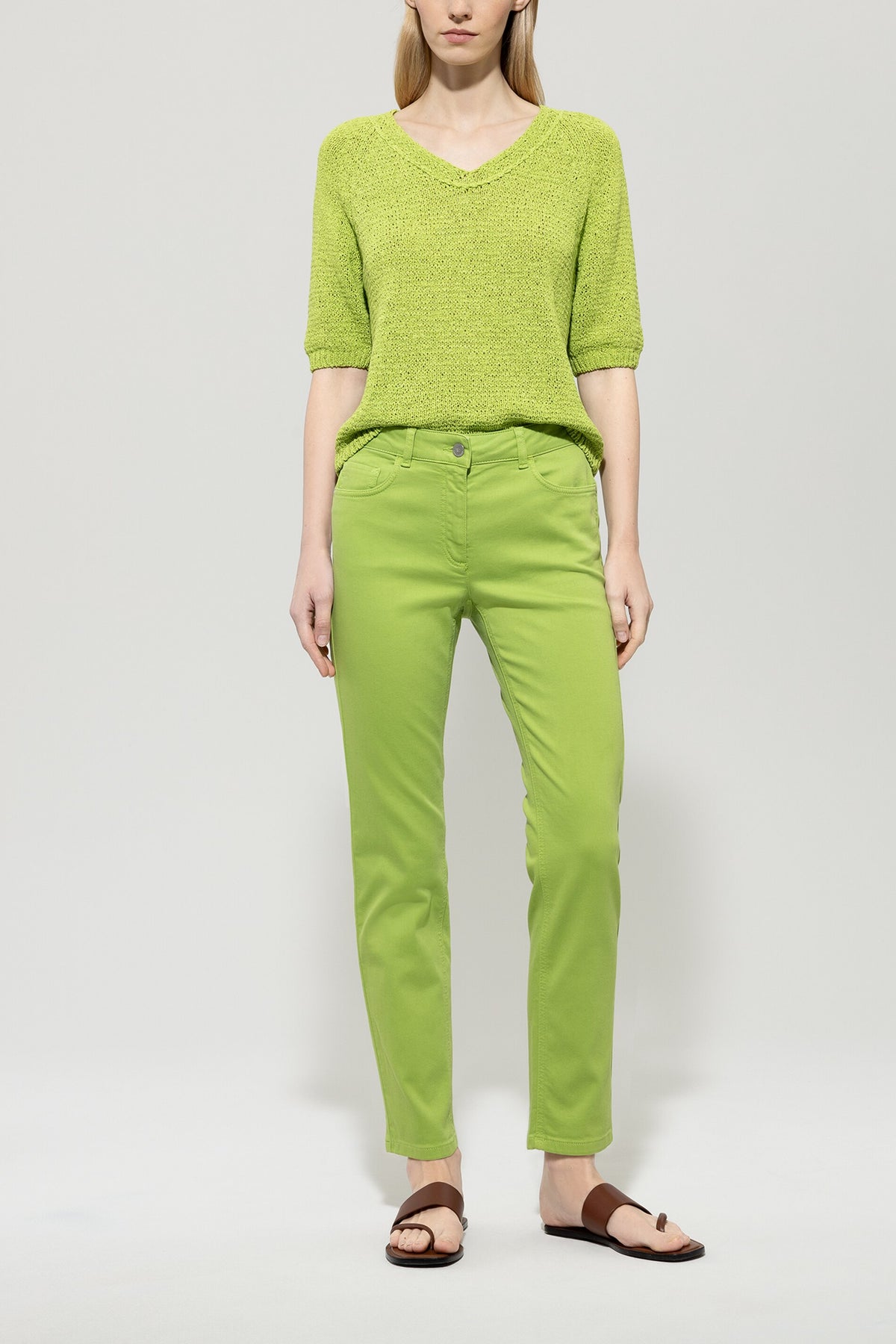 V-Neck-Pullover - pea green - Standard | Model Front