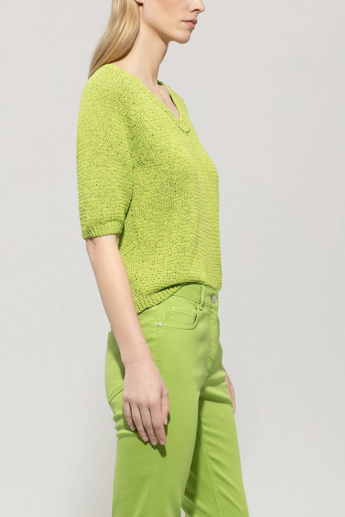 V-Neck-Pullover - pea green - Standard | Model Seite