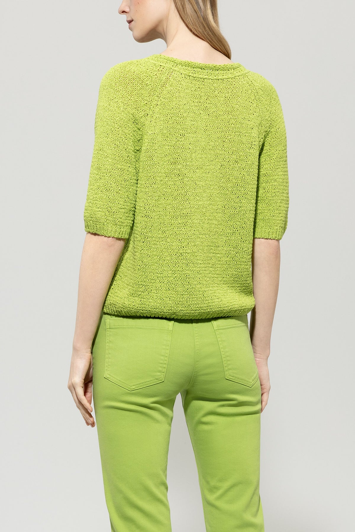 V-Neck-Pullover - pea green - Standard | Model Rück