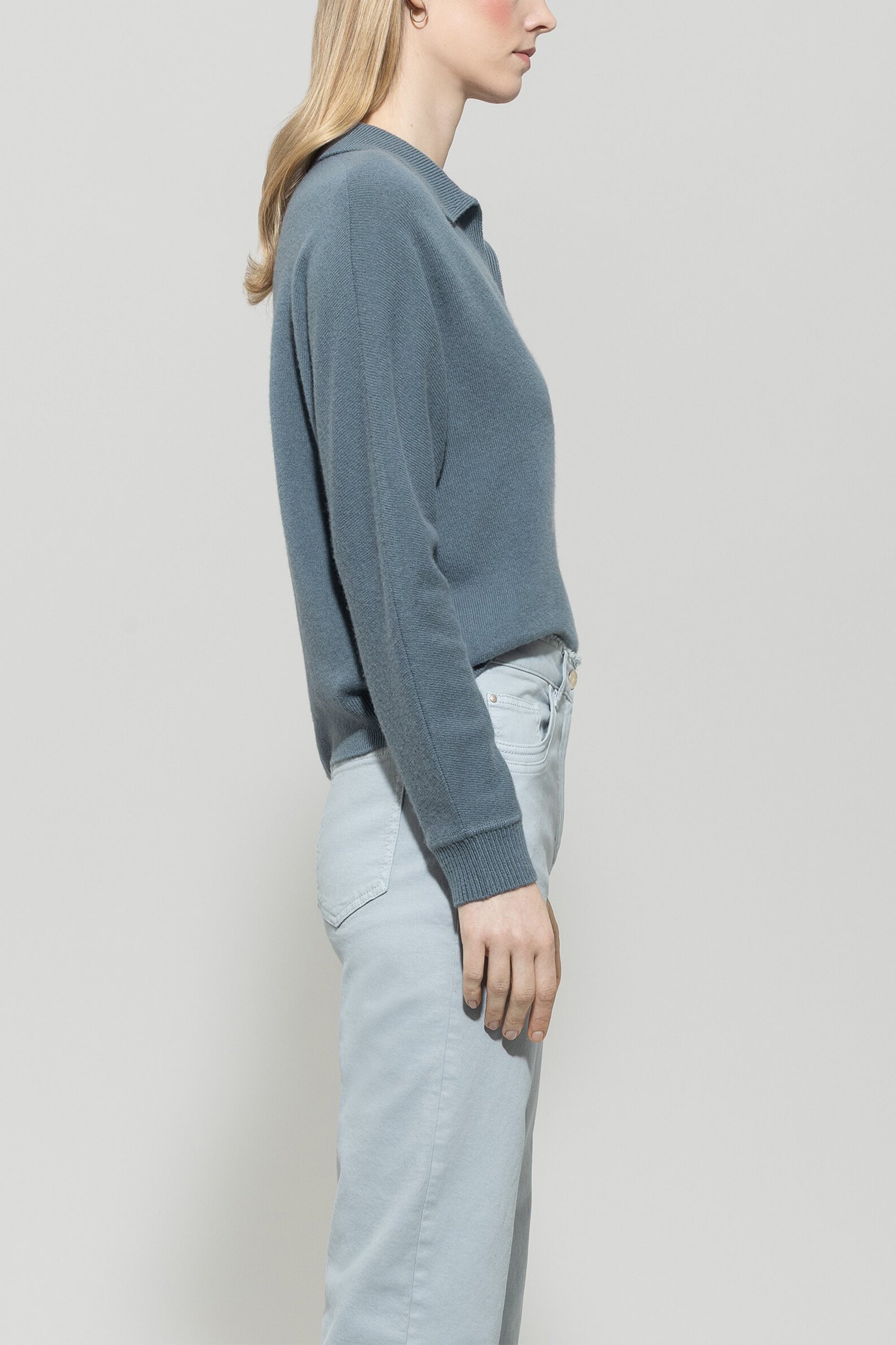 Polo-Shirt aus Kaschmir-Mix - greyish blue - Standard | Model Seite