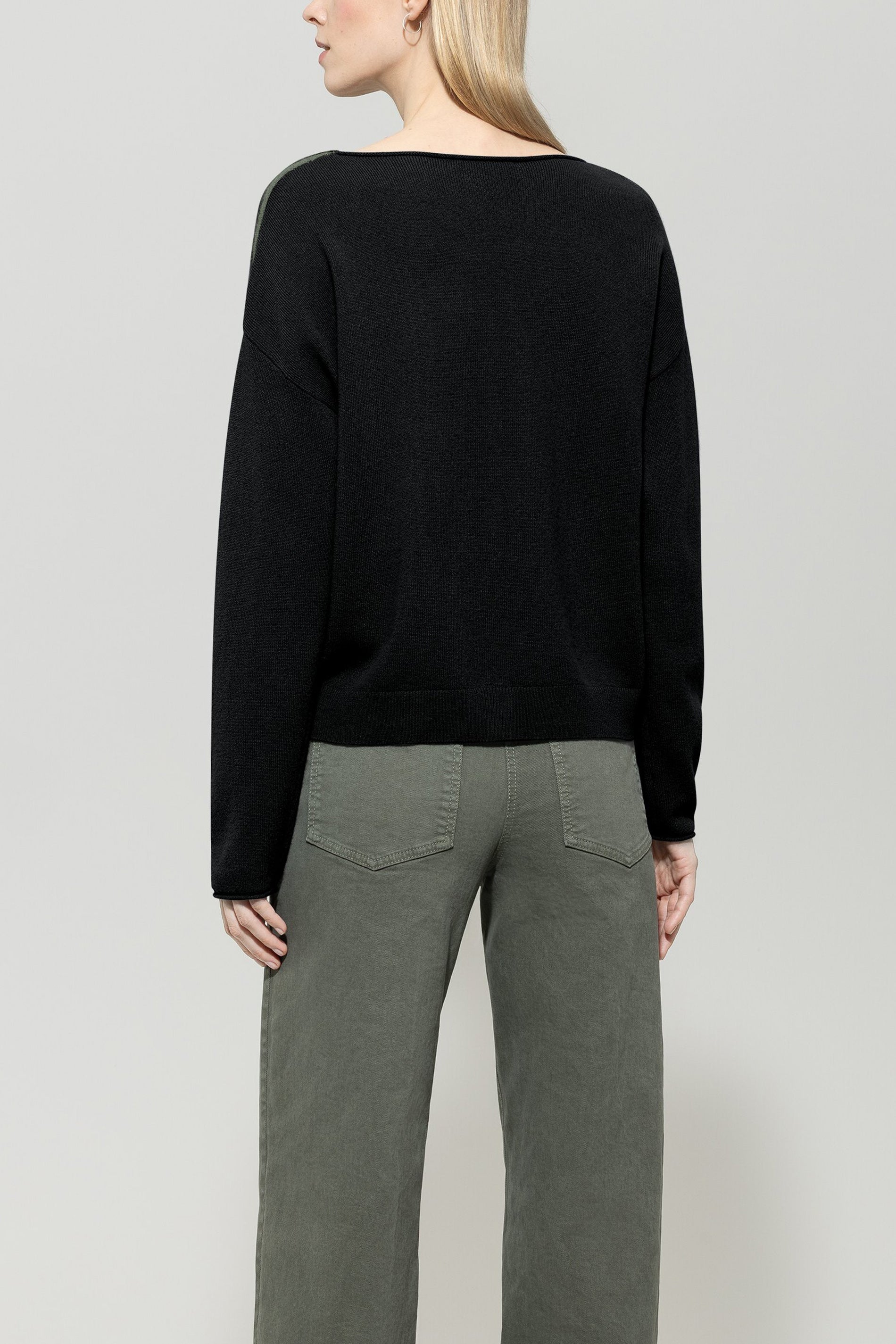 Pullover aus Kaschmir-Mix - deep black / cool khaki - Standard | Model Rück