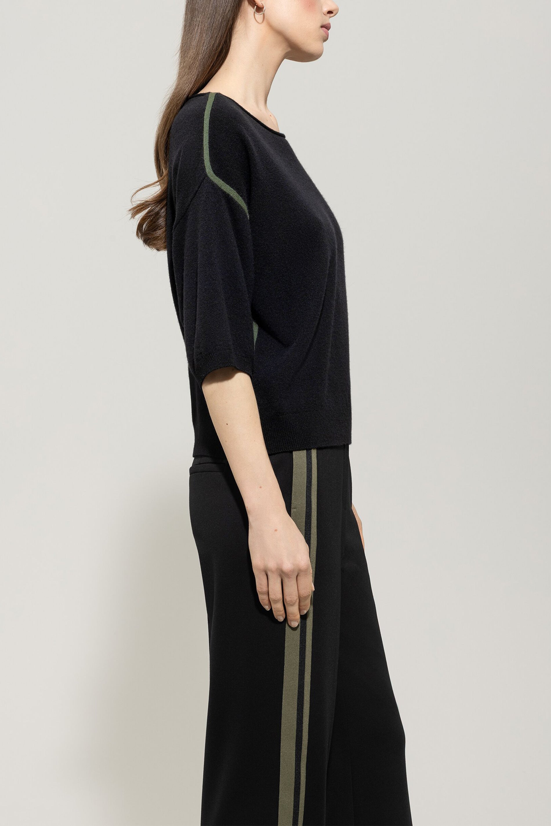 Pullover aus Kaschmir-Mix - deep black / cool khaki - Standard | Model Seite