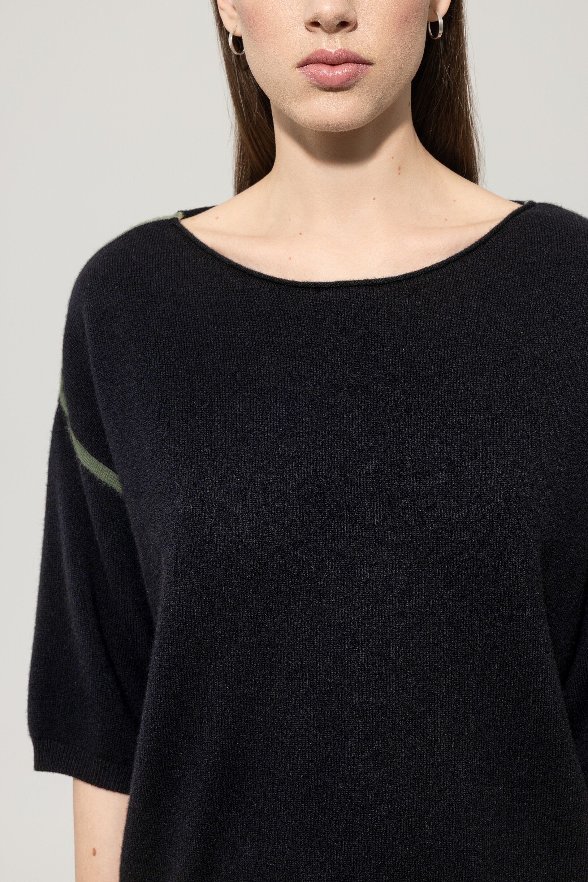 Pullover aus Kaschmir-Mix - deep black / cool khaki - Standard | Model Detail