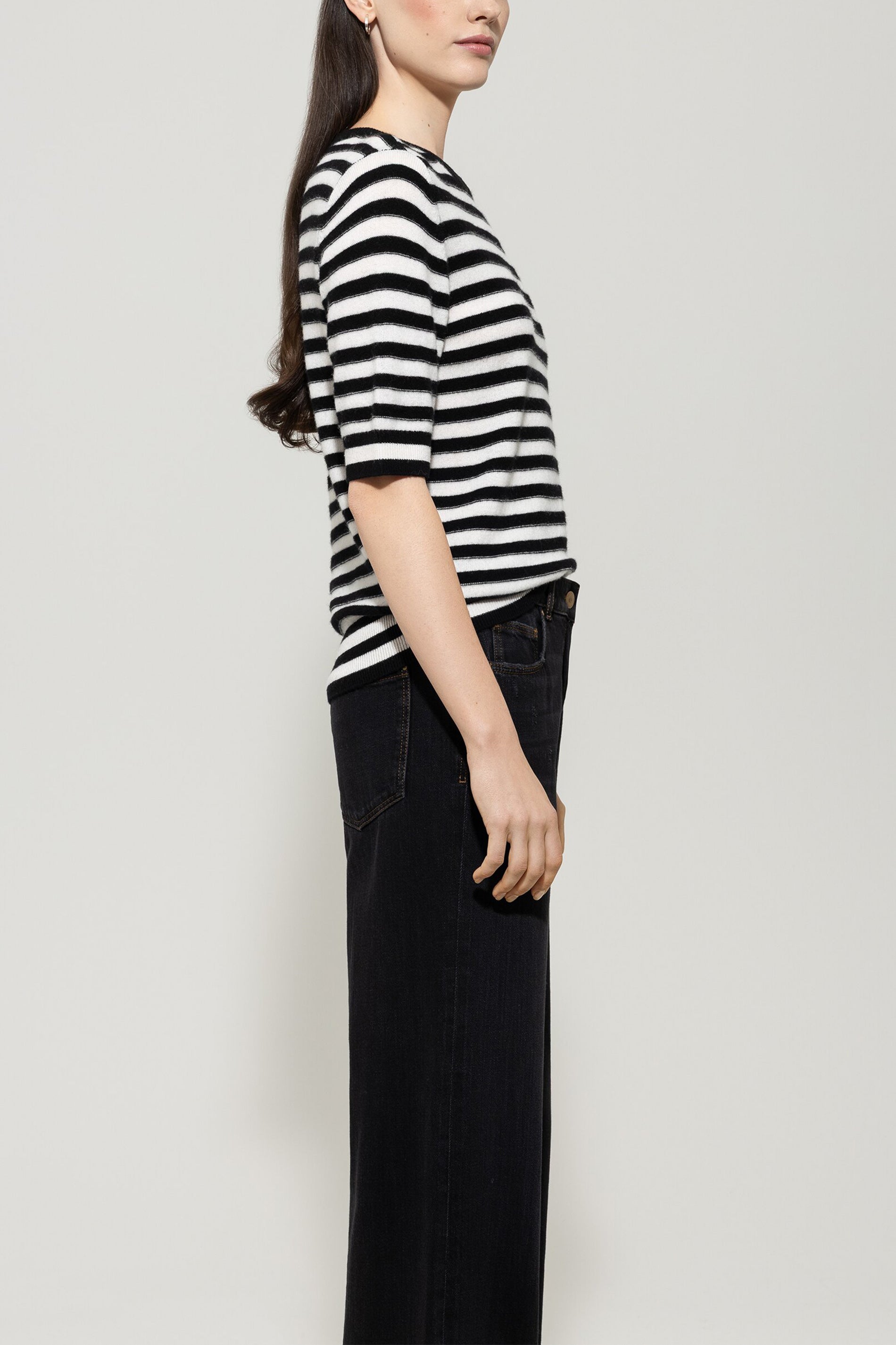 Pullover aus Kaschmir-Mix - deep black / off-white - Standard | Model Seite