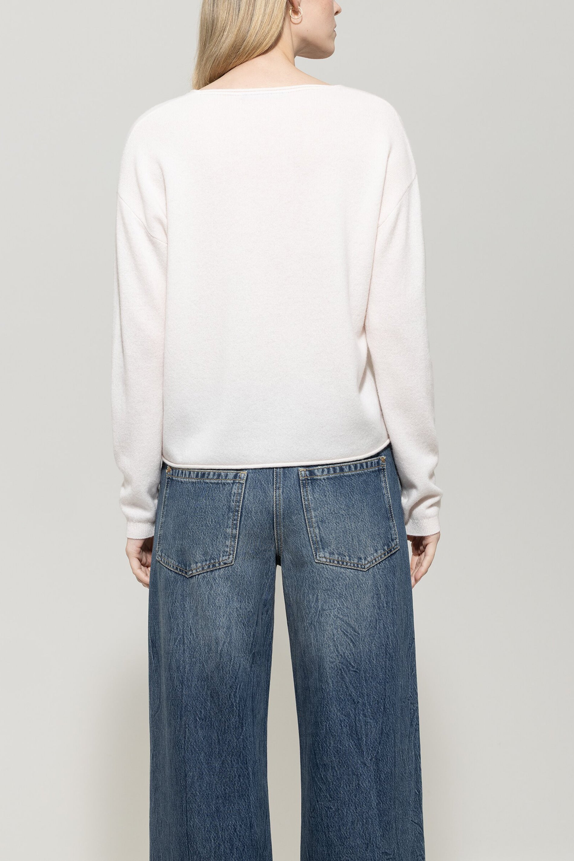 V-Pullover aus Kaschmir-Mix - silky cream - Standard | Model Rück