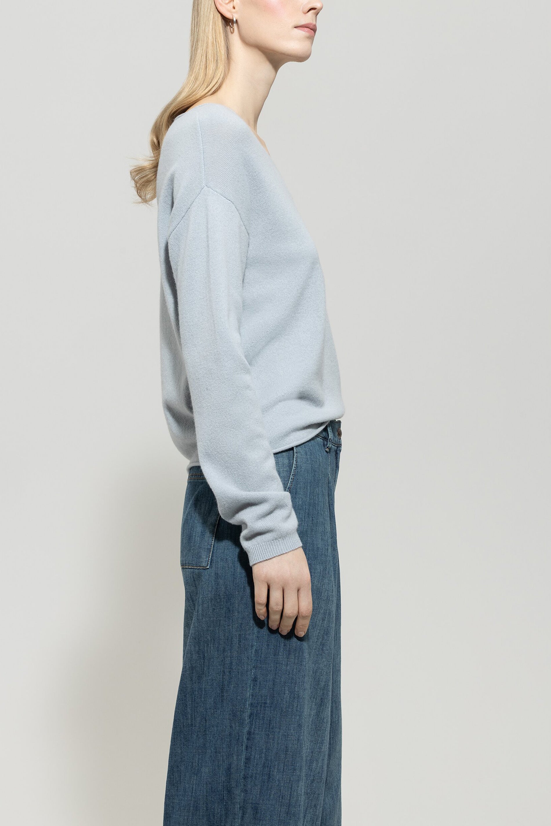 V-Pullover aus Kaschmir-Mix - light blue - Standard | Model Seite