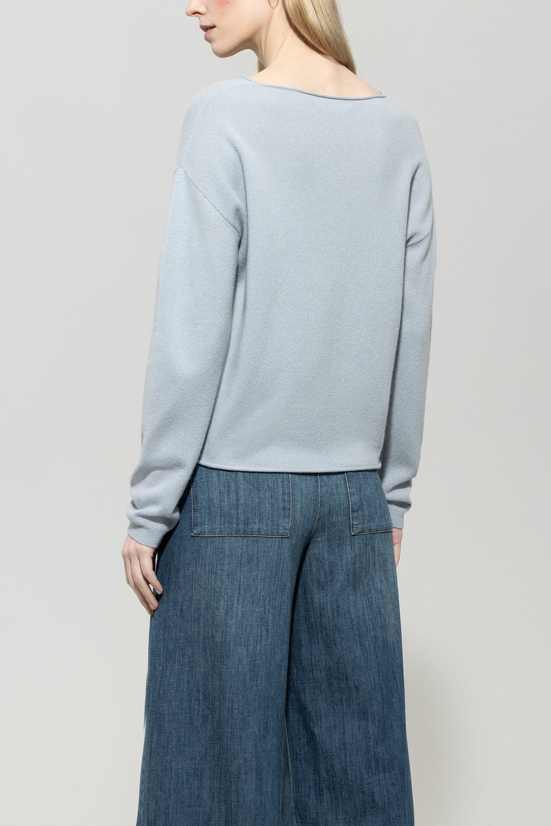 V-Pullover aus Kaschmir-Mix - light blue - Standard | Model Rück