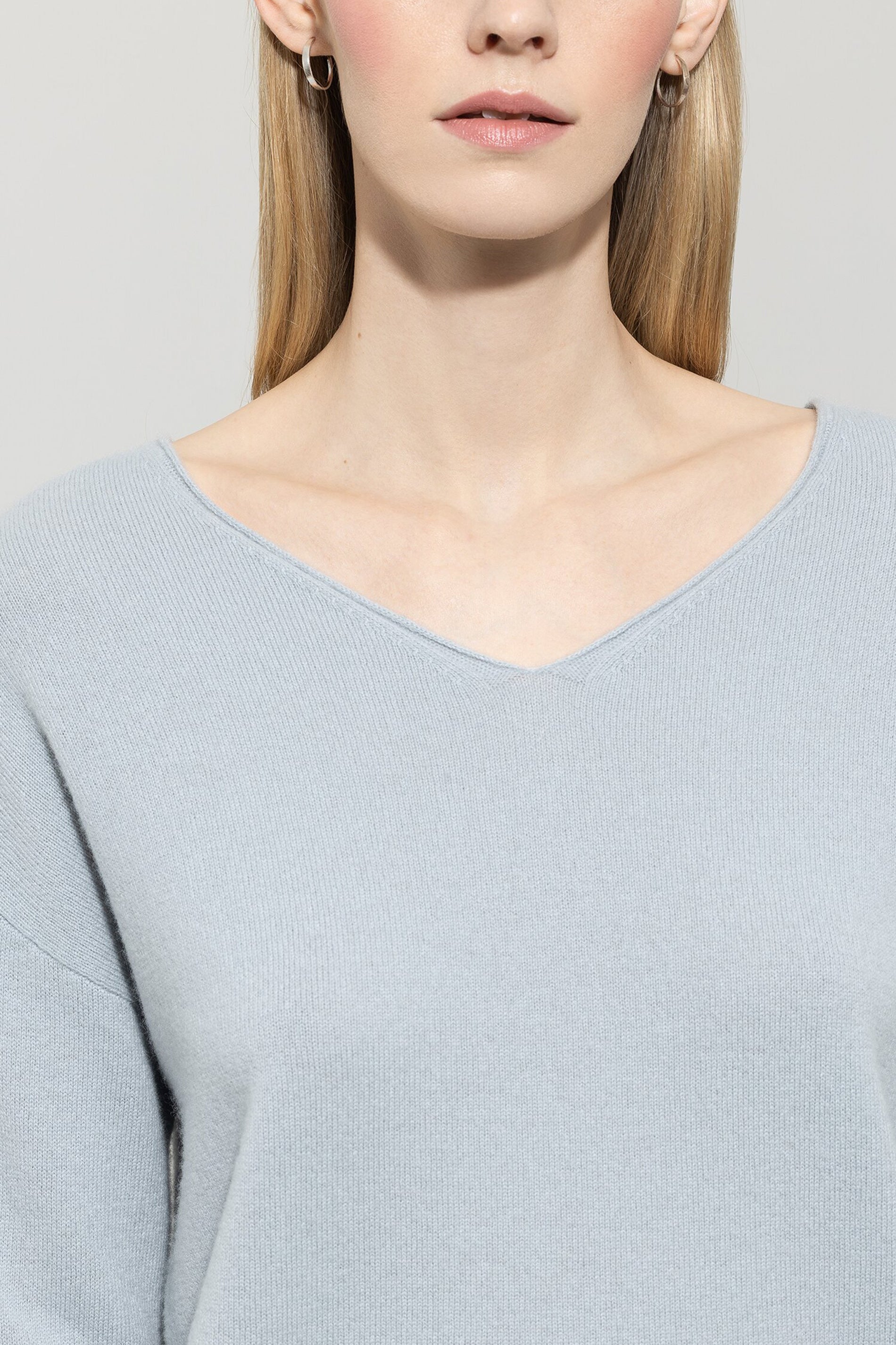 V-Pullover aus Kaschmir-Mix - light blue - Standard | Model Detail
