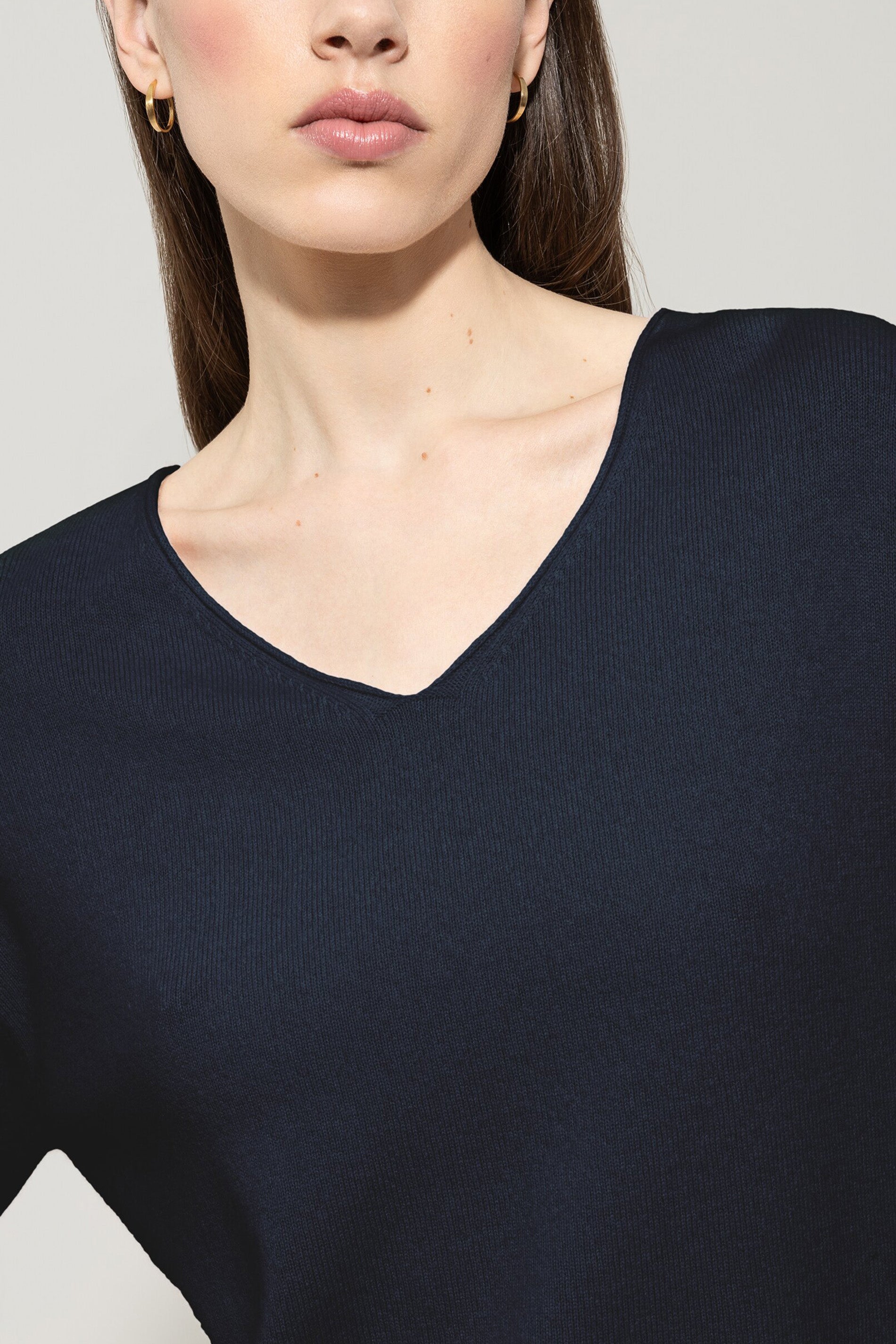 V-Pullover aus Kaschmir-Mix - dark blue - Standard | Model Detail