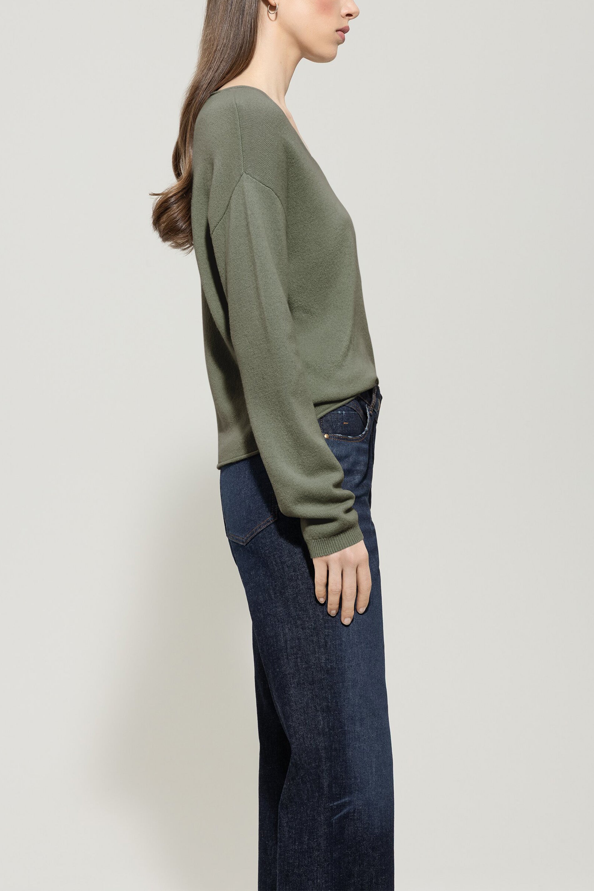 V-Pullover aus Kaschmir-Mix - cool khaki - Standard | Model Seite