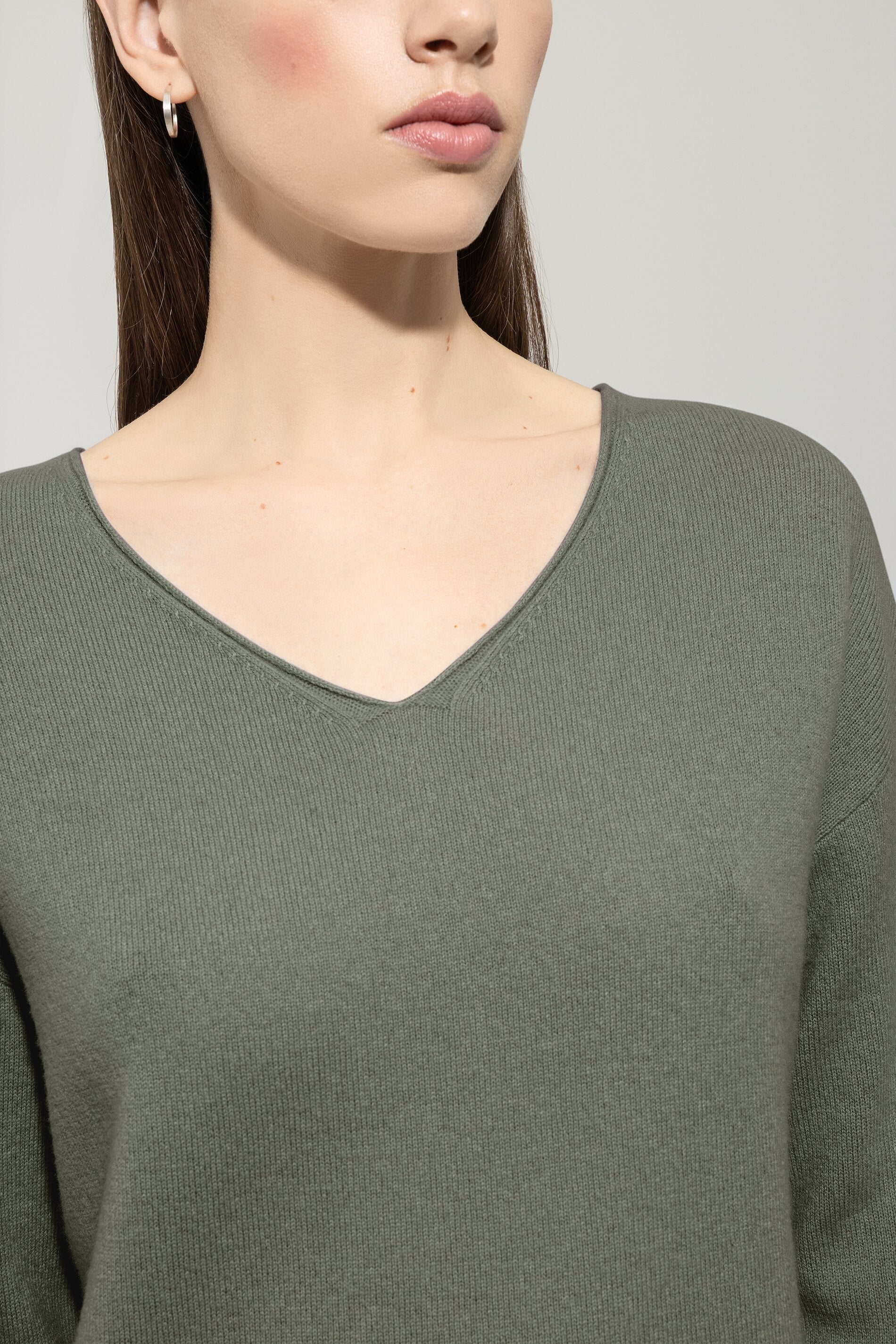 V-Pullover aus Kaschmir-Mix - cool khaki - Standard | Model Detail
