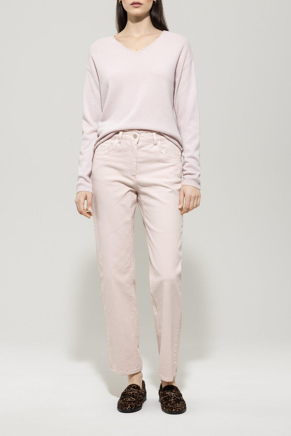 V-shape cashmere-blend sweater - creamy powder - Standard