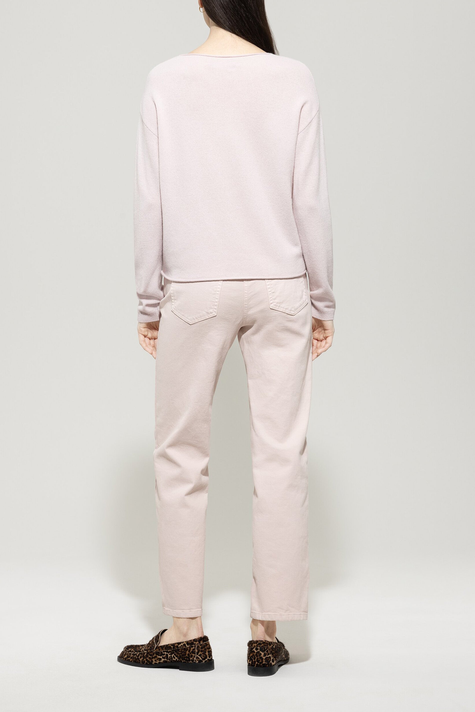 V-Pullover aus Kaschmir-Mix - creamy powder - Standard | Model Rück