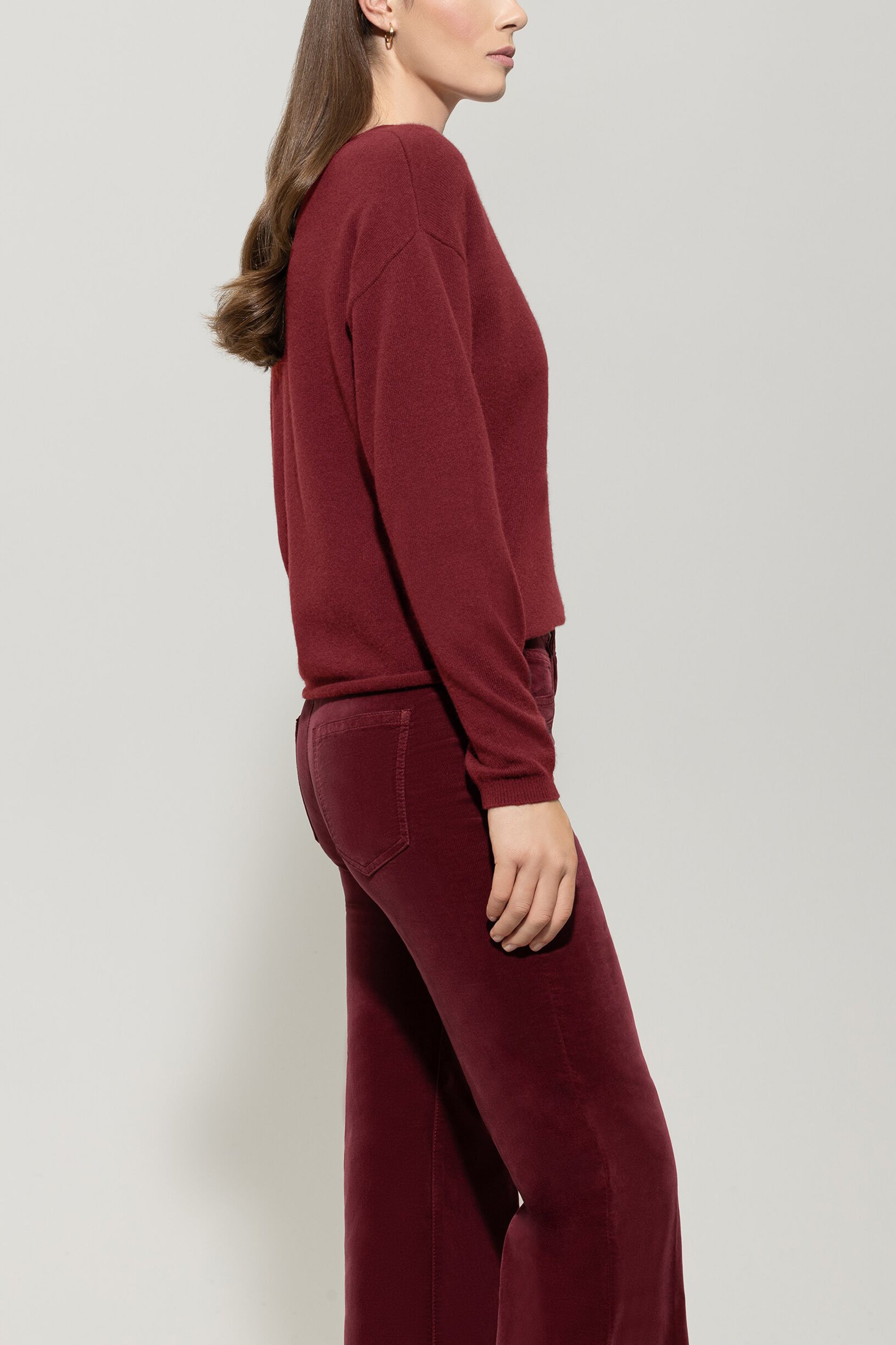 V-Pullover aus Kaschmir-Mix - berry red - Standard | Model Seite