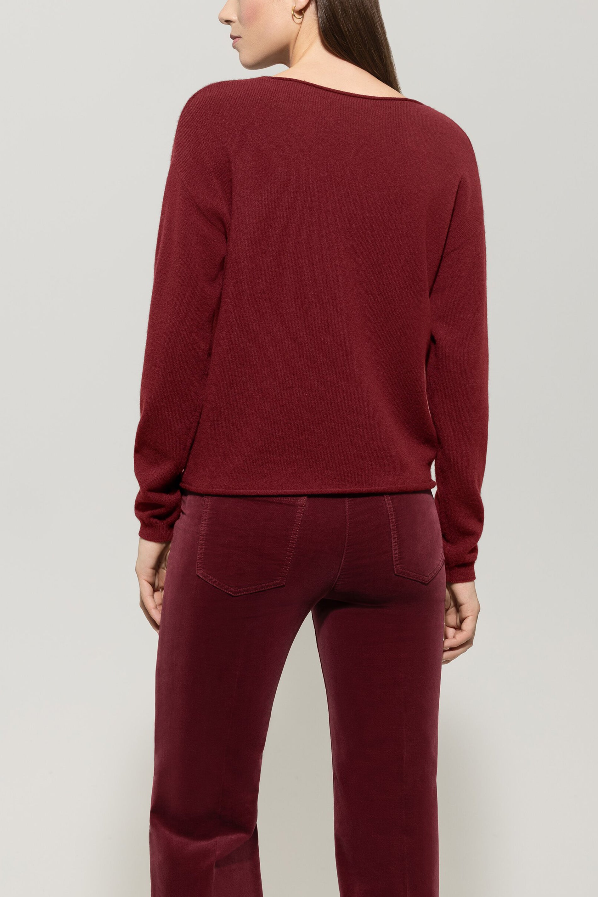 V-Pullover aus Kaschmir-Mix - berry red - Standard | Model Rück