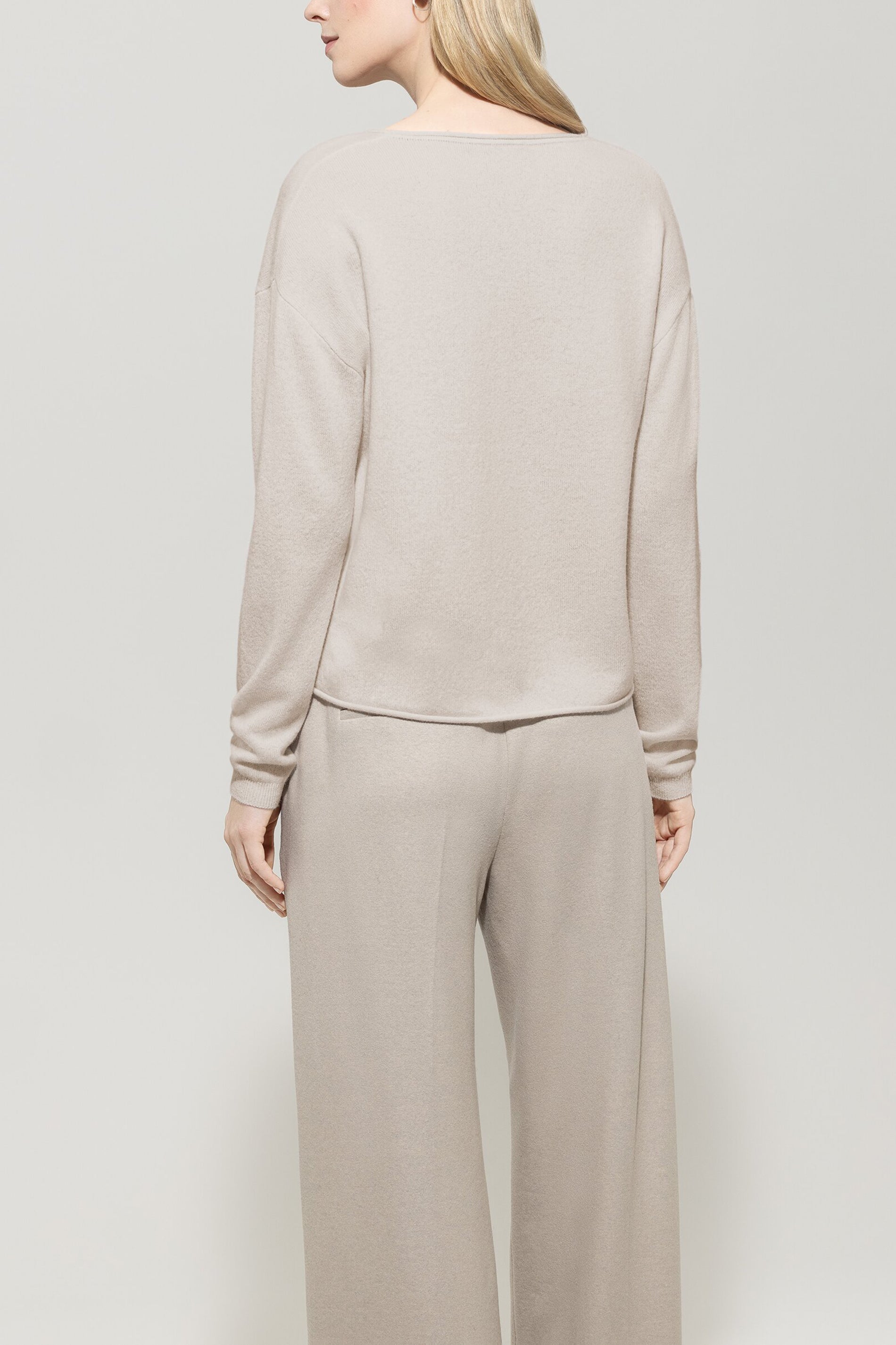 V-Pullover aus Kaschmir-Mix - oyster - Standard | Model Rück