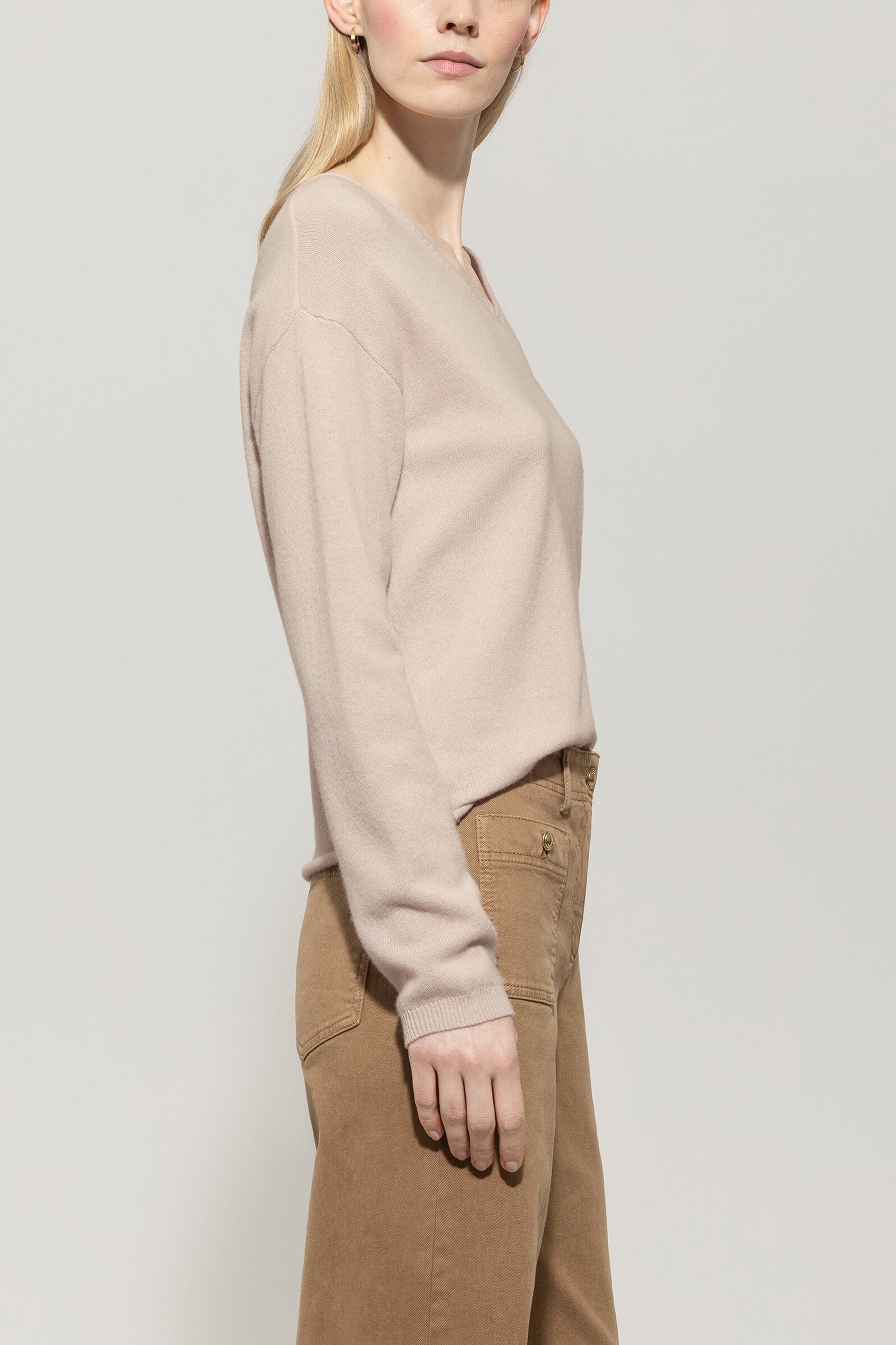 V-Pullover aus Kaschmir-Mix - biscuit - Standard | Model Seite