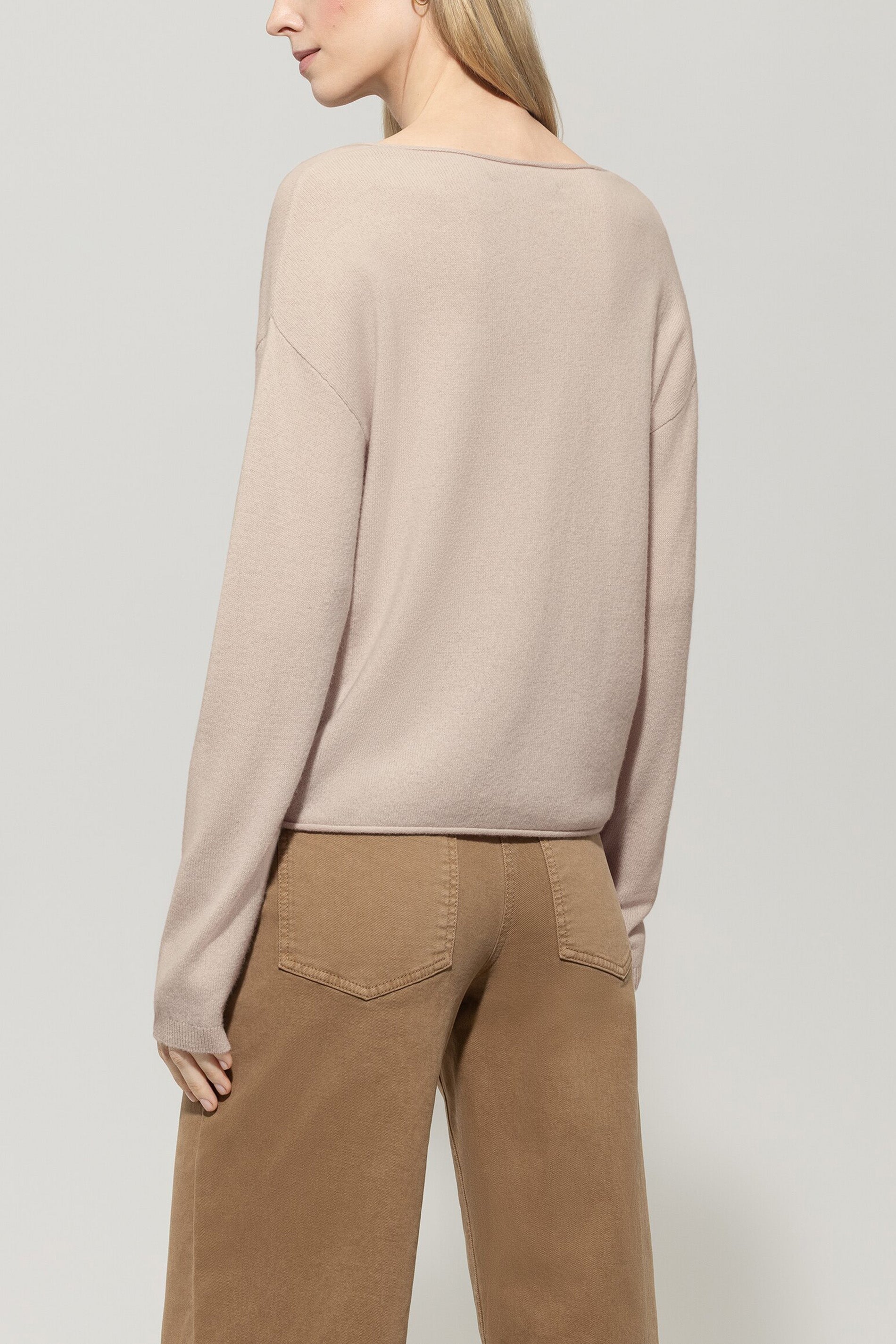 V-Pullover aus Kaschmir-Mix - biscuit - Standard | Model Rück