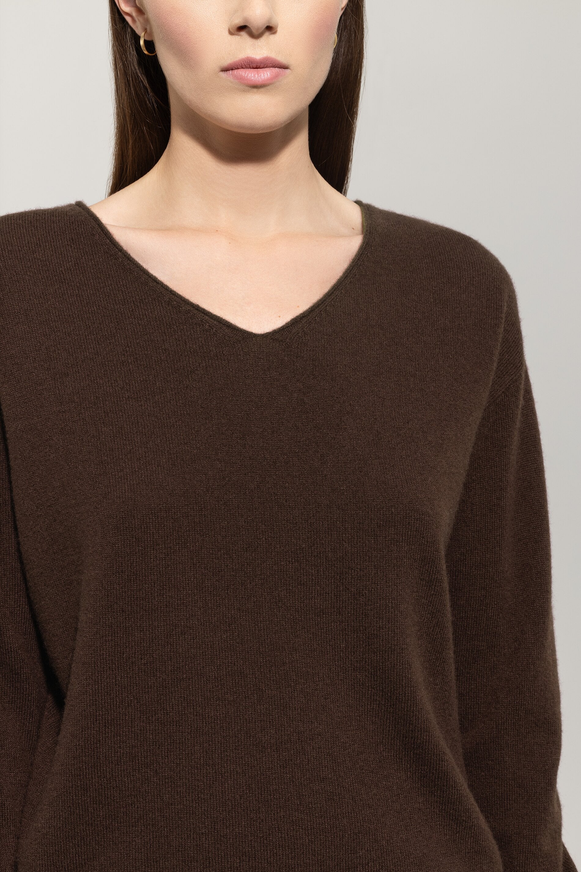 V-Pullover aus Kaschmir-Mix - espresso - Standard | Model Detail