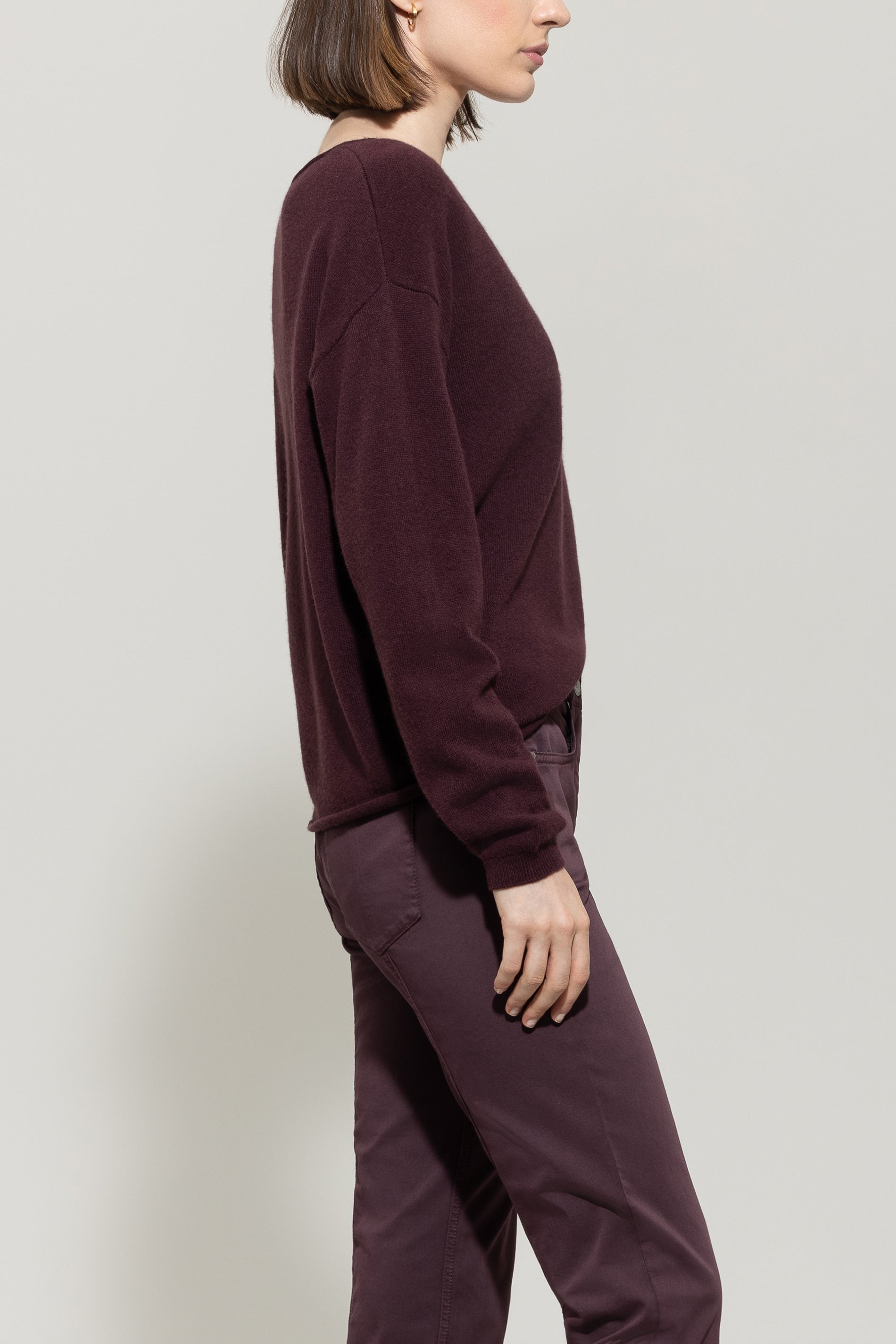 V-Pullover aus Kaschmir-Mix - burgundy - Standard | Model Seite