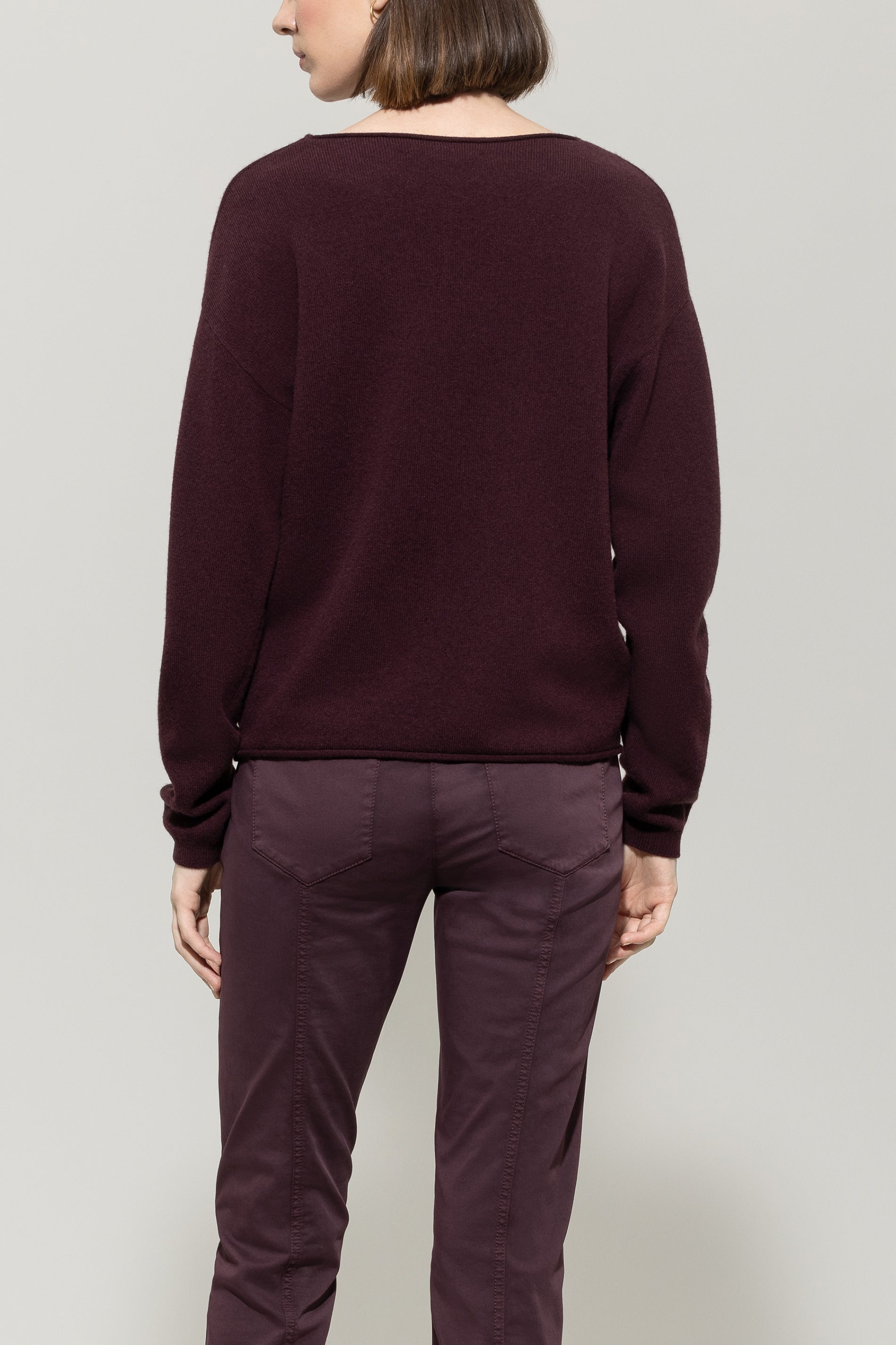 V-Pullover aus Kaschmir-Mix - burgundy - Standard | Model Rück