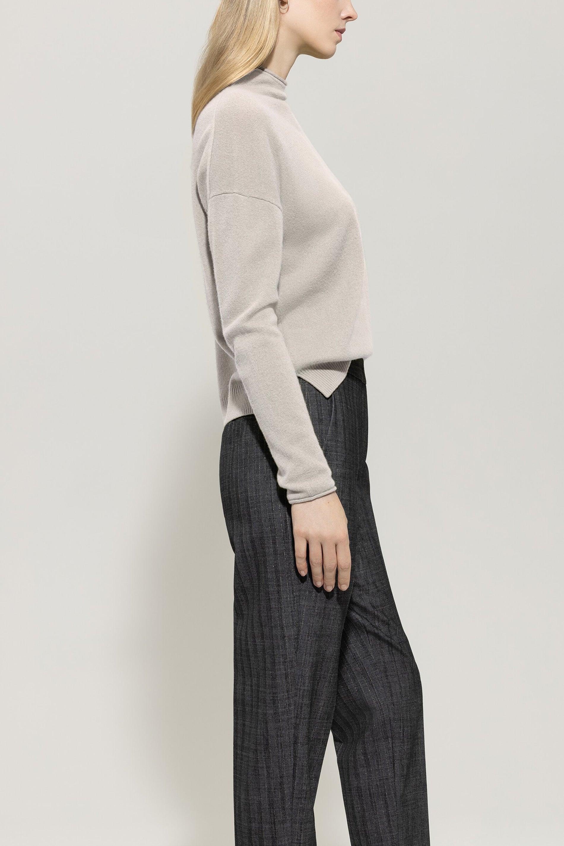 Pullover aus Kaschmir-Mix - oyster - Standard | Model Seite