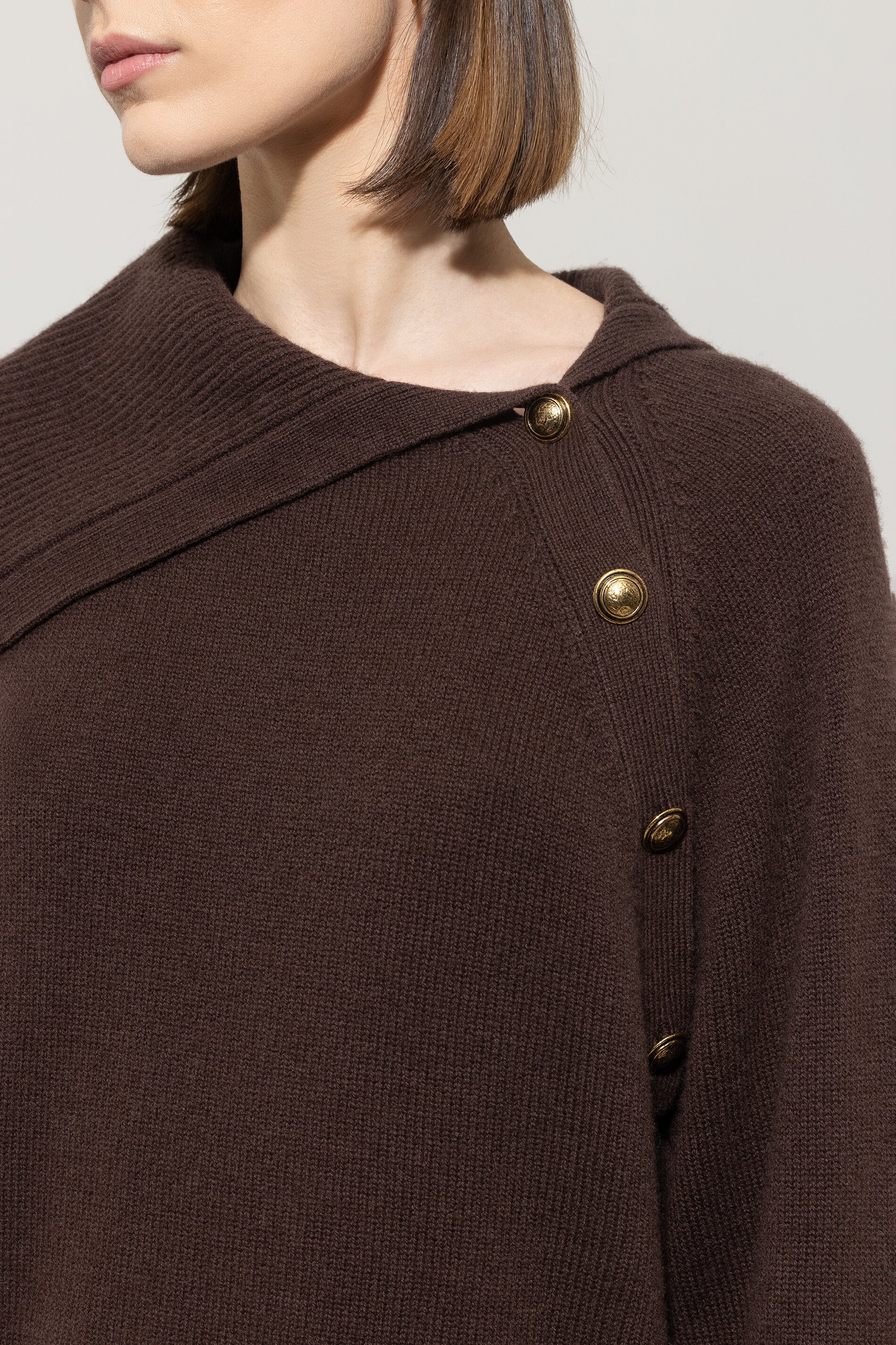 Pullover mit Knopfdetails - espresso - Standard | Model Detail