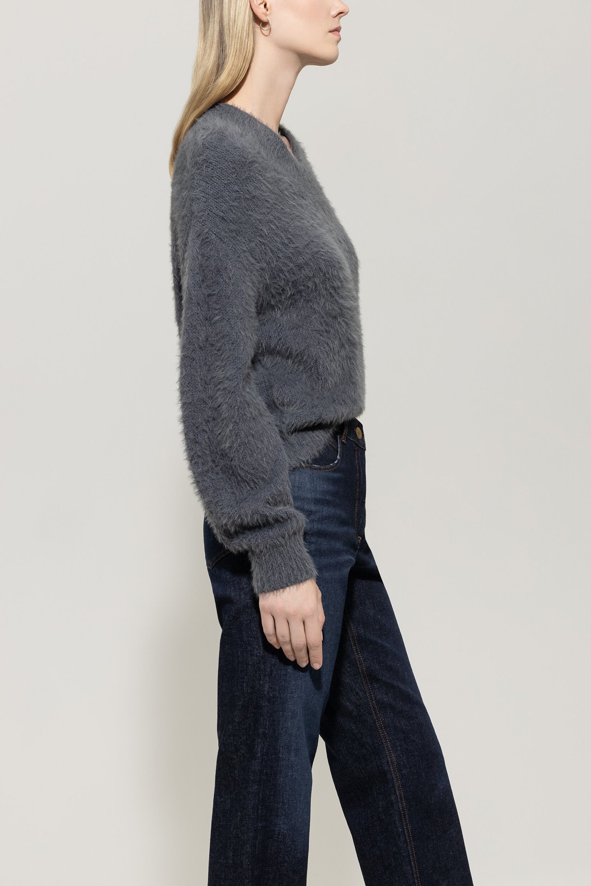 V-Pullover aus Woll-Mix - urban grey - Standard | Model Seite