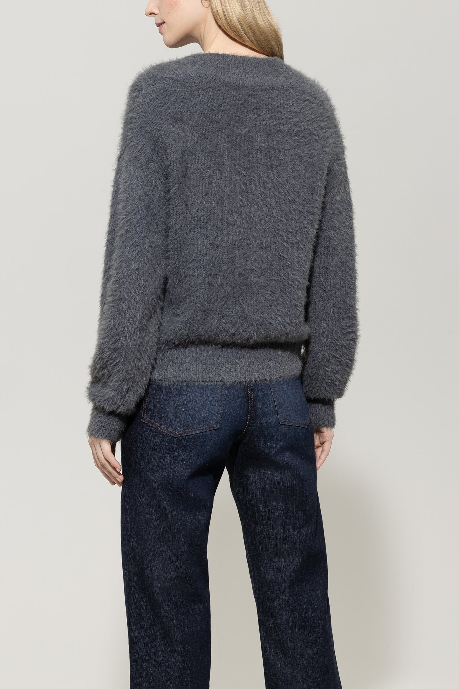 V-Pullover aus Woll-Mix - urban grey - Standard | Model Rück