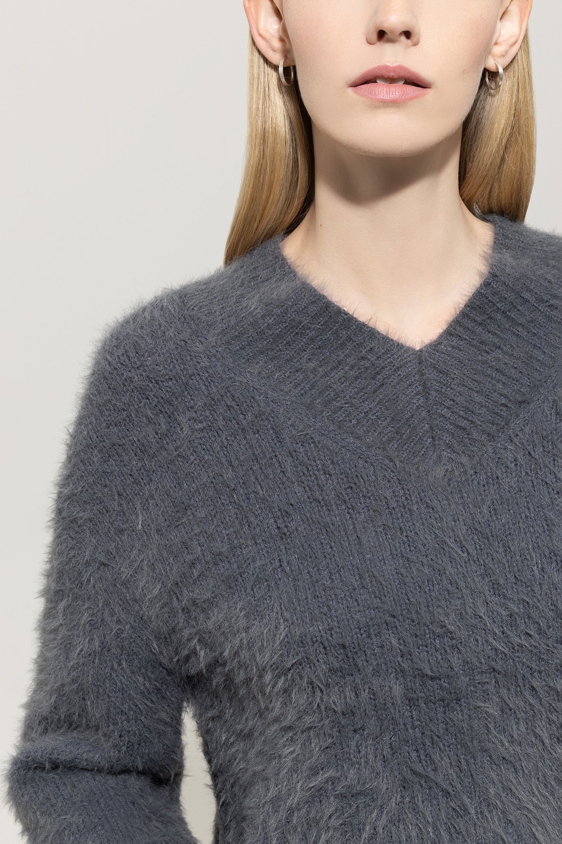 V-Pullover aus Woll-Mix - urban grey - Standard | Model Detail