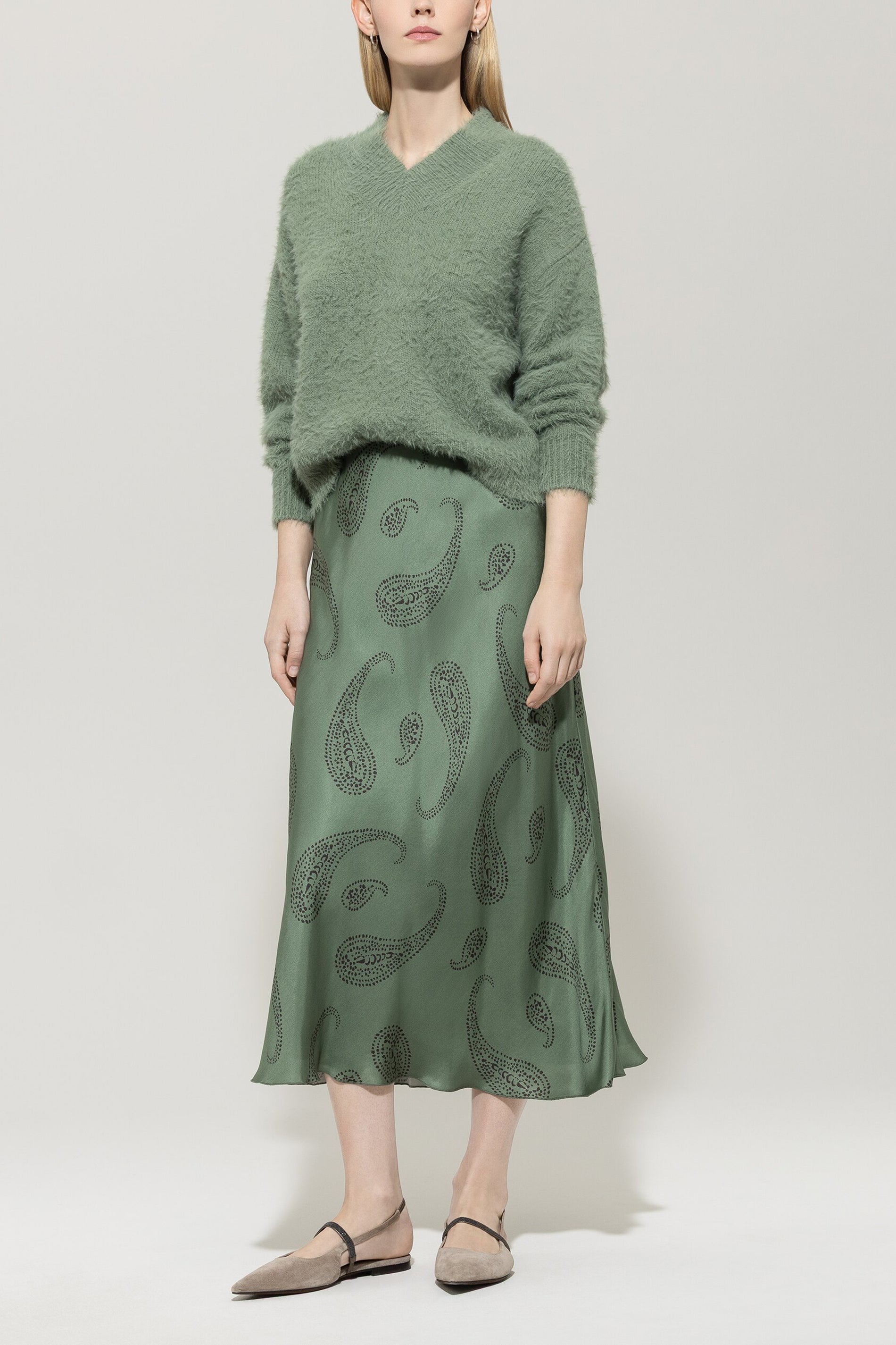 V-Pullover aus Woll-Mix - salbei - Standard | Model Front