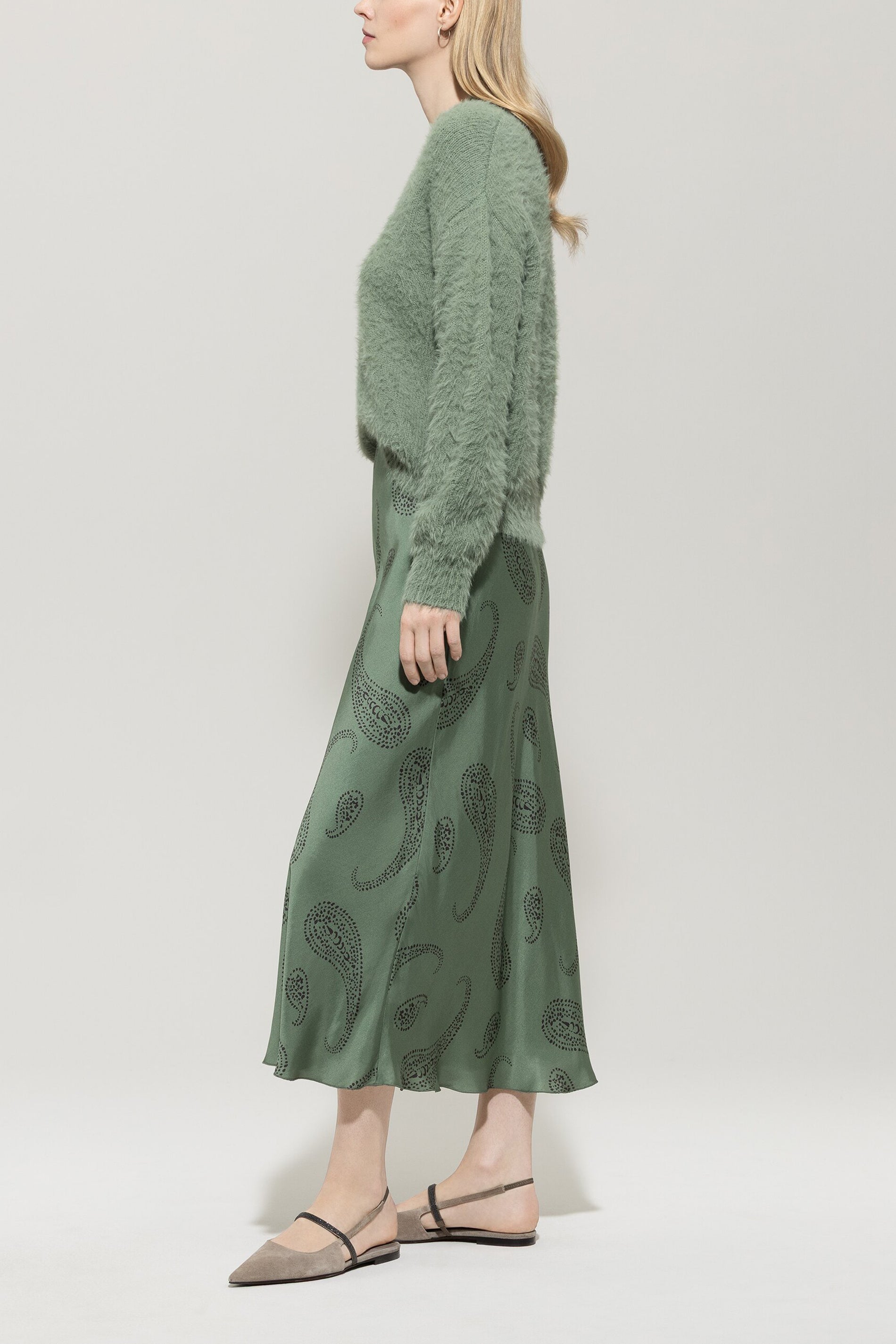 V-Pullover aus Woll-Mix - salbei - Standard | Model Seite