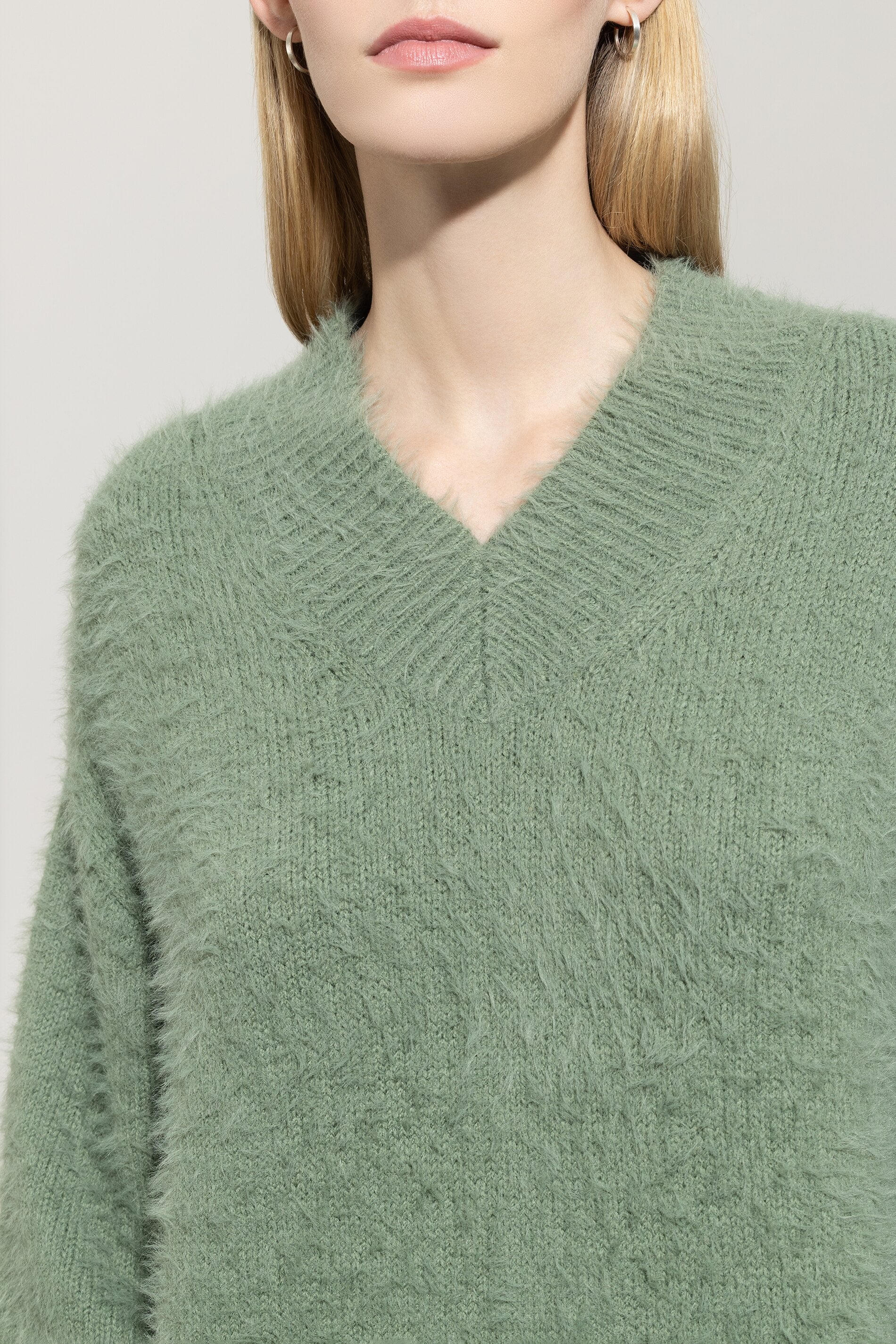V-Pullover aus Woll-Mix - salbei - Standard | Model Detail