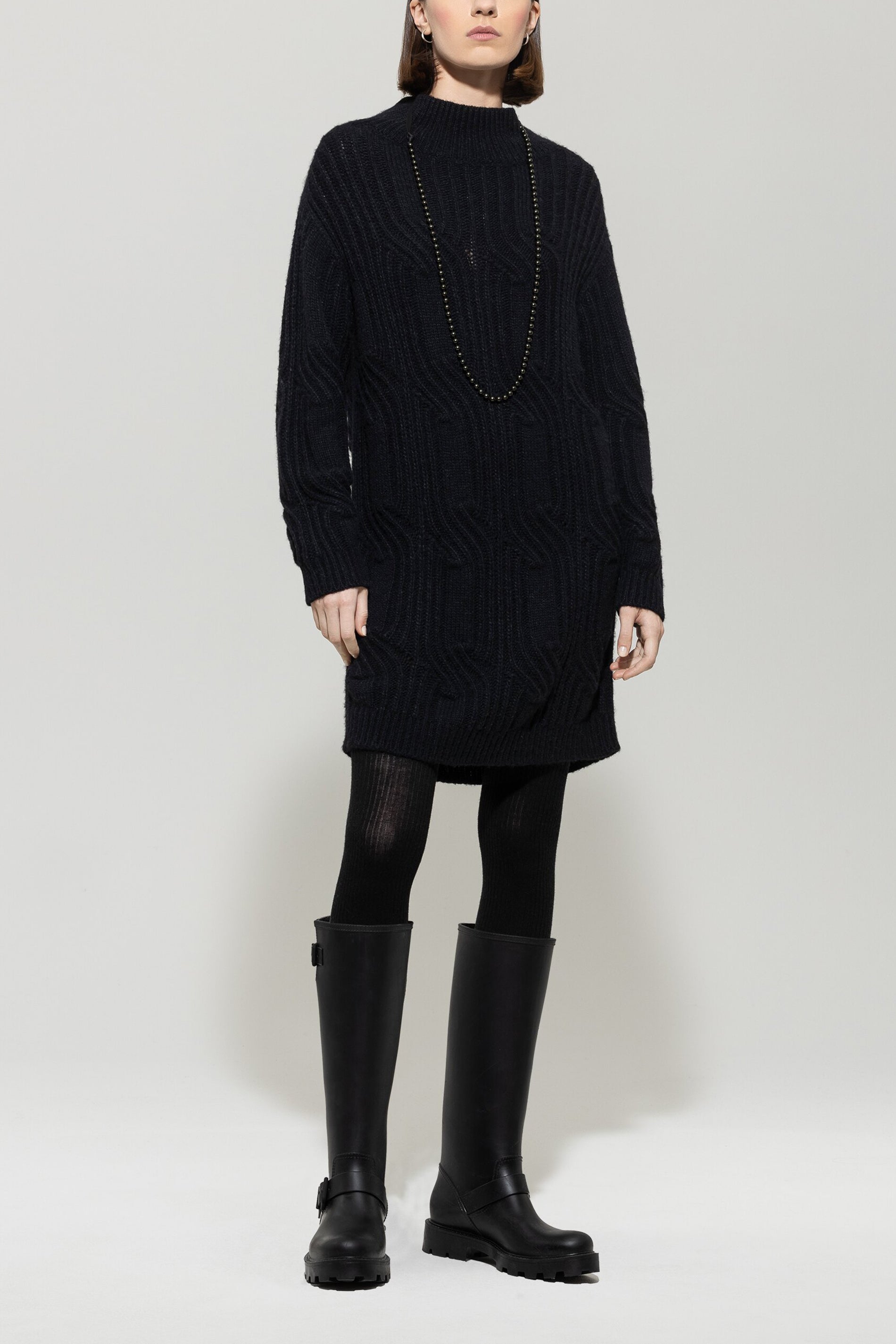 Pulloverkleid mit Cable-Knit - deep black - Standard | Model Front