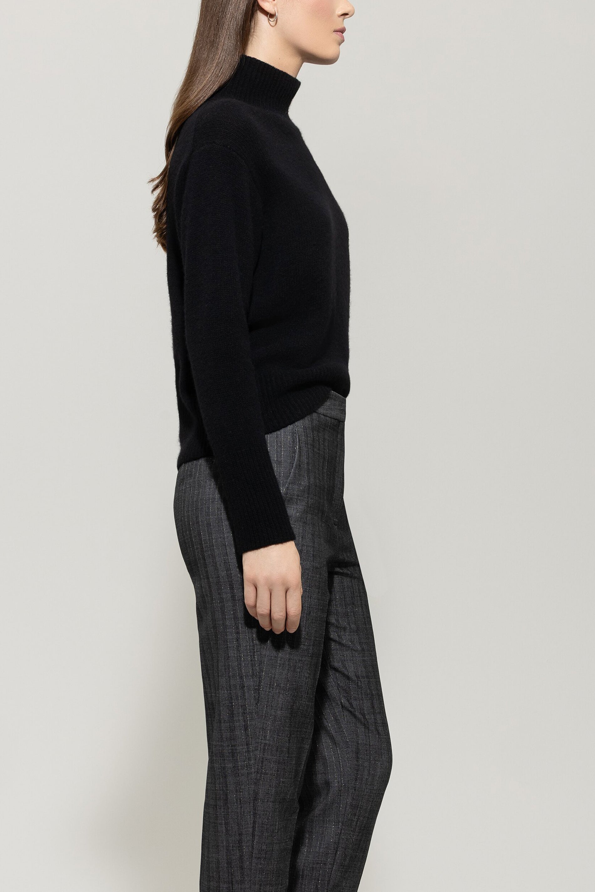 Pullover aus Kaschmir-Mix - deep black - Standard | Model Seite