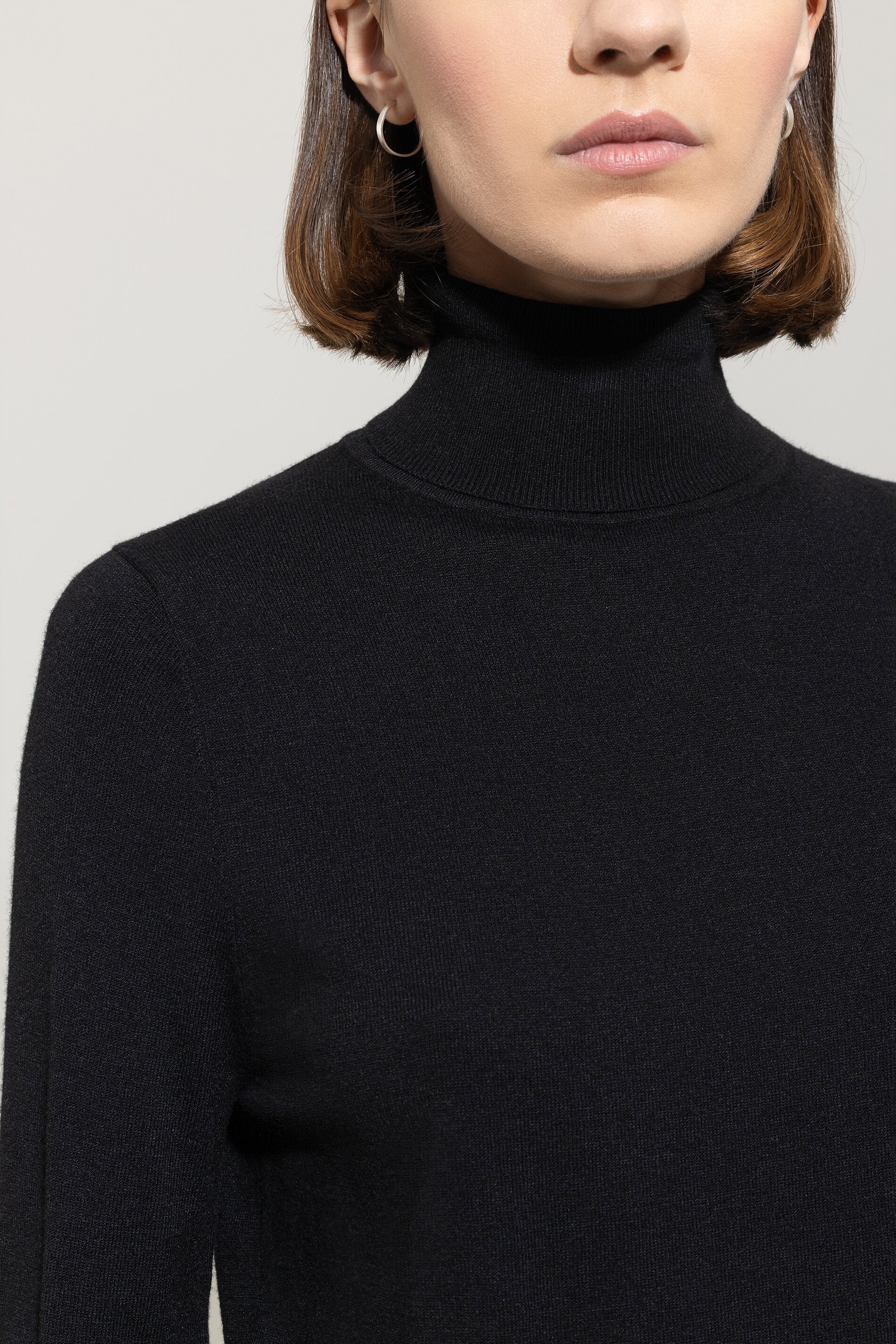 Rollkragen-Pulli aus Woll-Mix - deep black - Standard | Model Detail