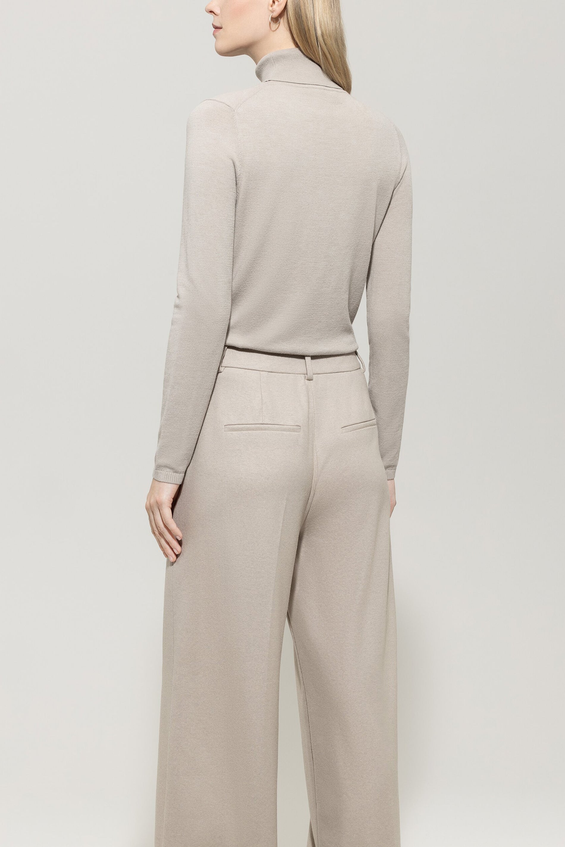 Rollkragen-Pulli aus Woll-Mix - oyster - Standard | Model Rück