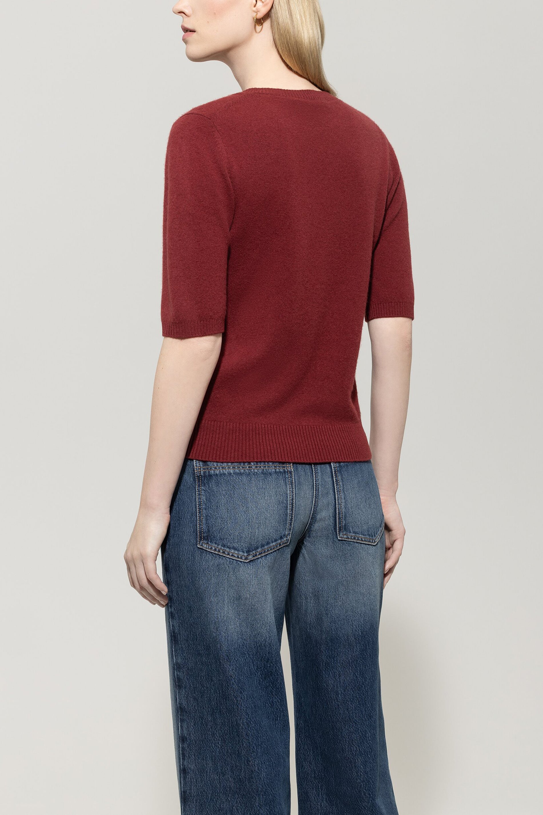 Kurzarm-Pulli aus Kaschmir-Mix - berry red - Standard | Model Rück