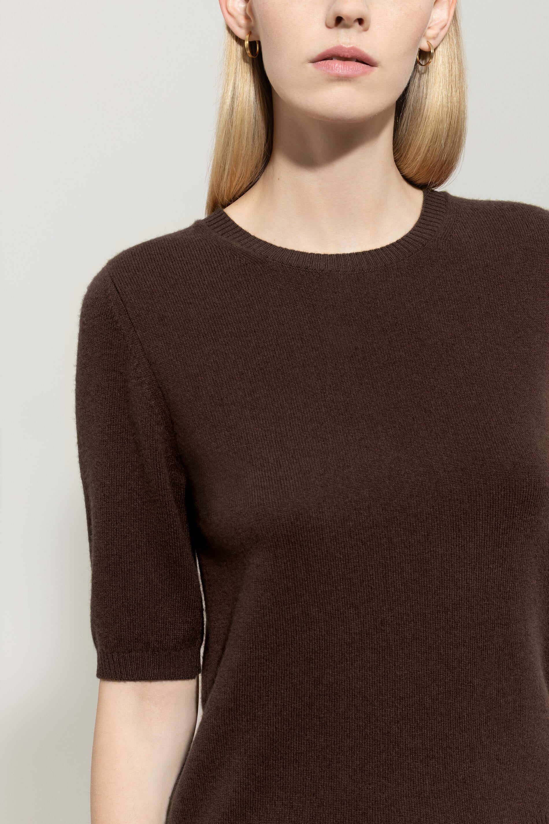 Kurzarm-Pulli aus Kaschmir-Mix - espresso - Standard | Model Detail