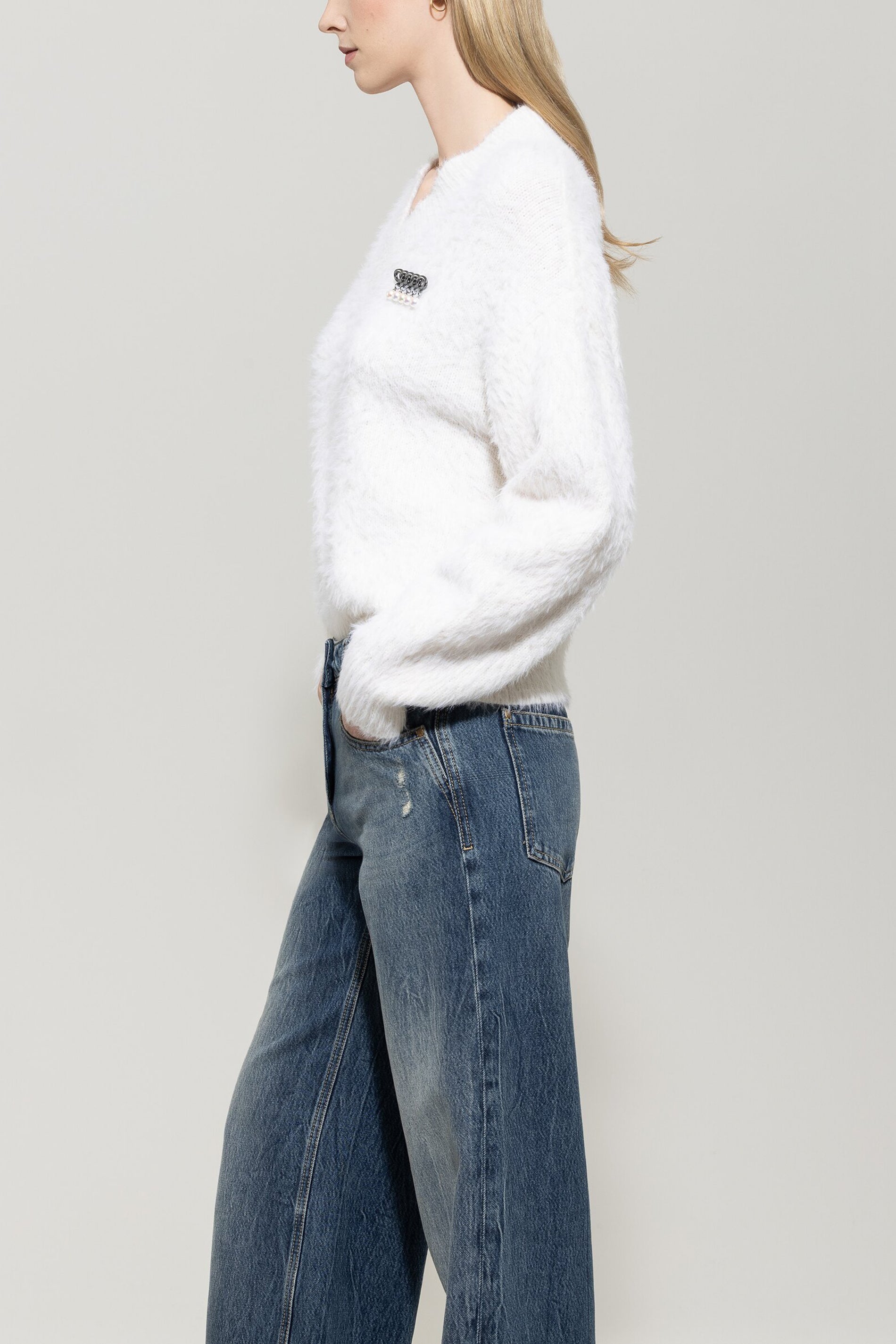 V-Neck-Pullover in Fell-Optik - silky cream - Standard | Model Seite