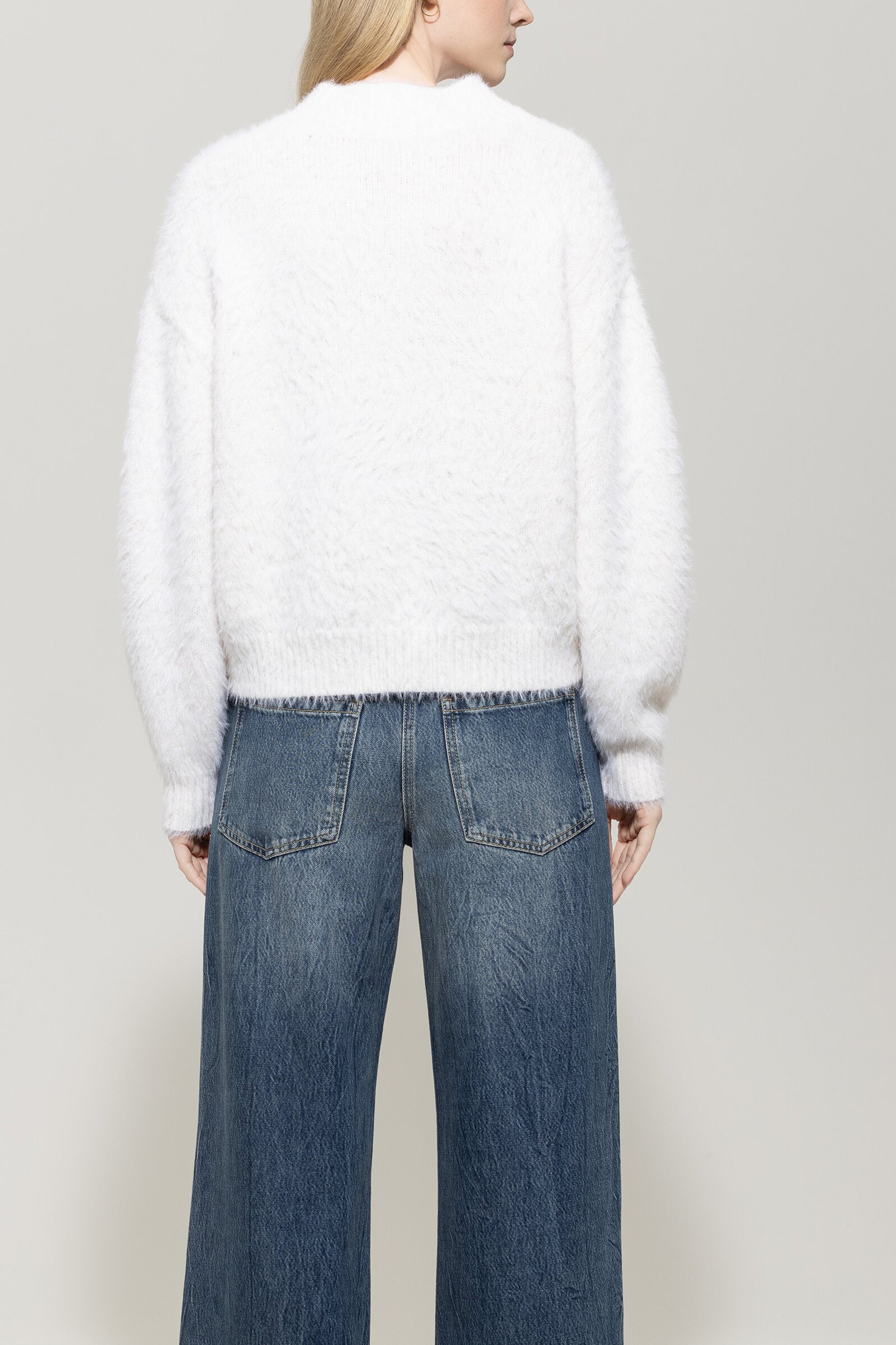 V-Neck-Pullover in Fell-Optik - silky cream - Standard | Model Rück