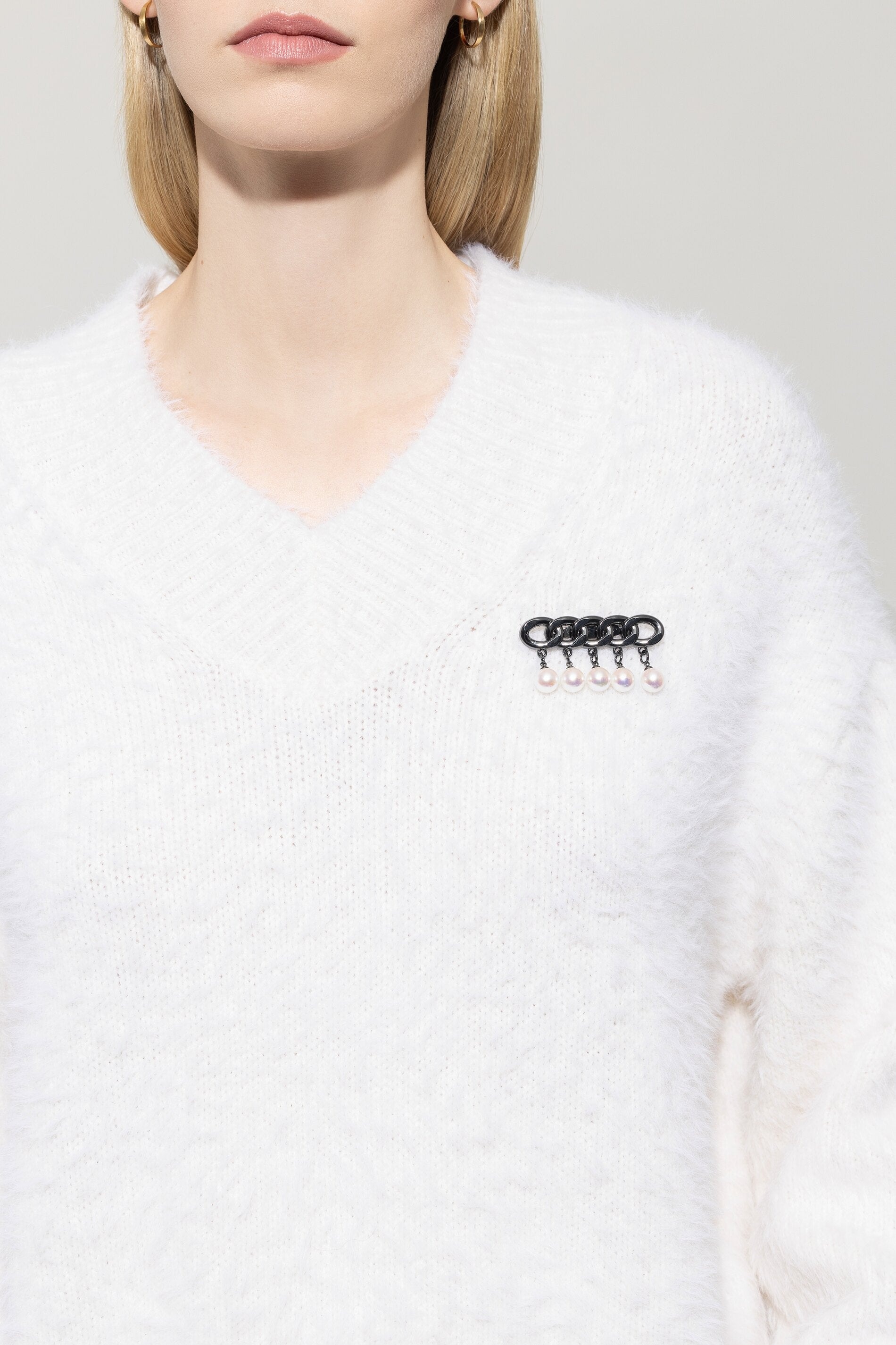 V-Neck-Pullover in Fell-Optik - silky cream - Standard | Model Detail