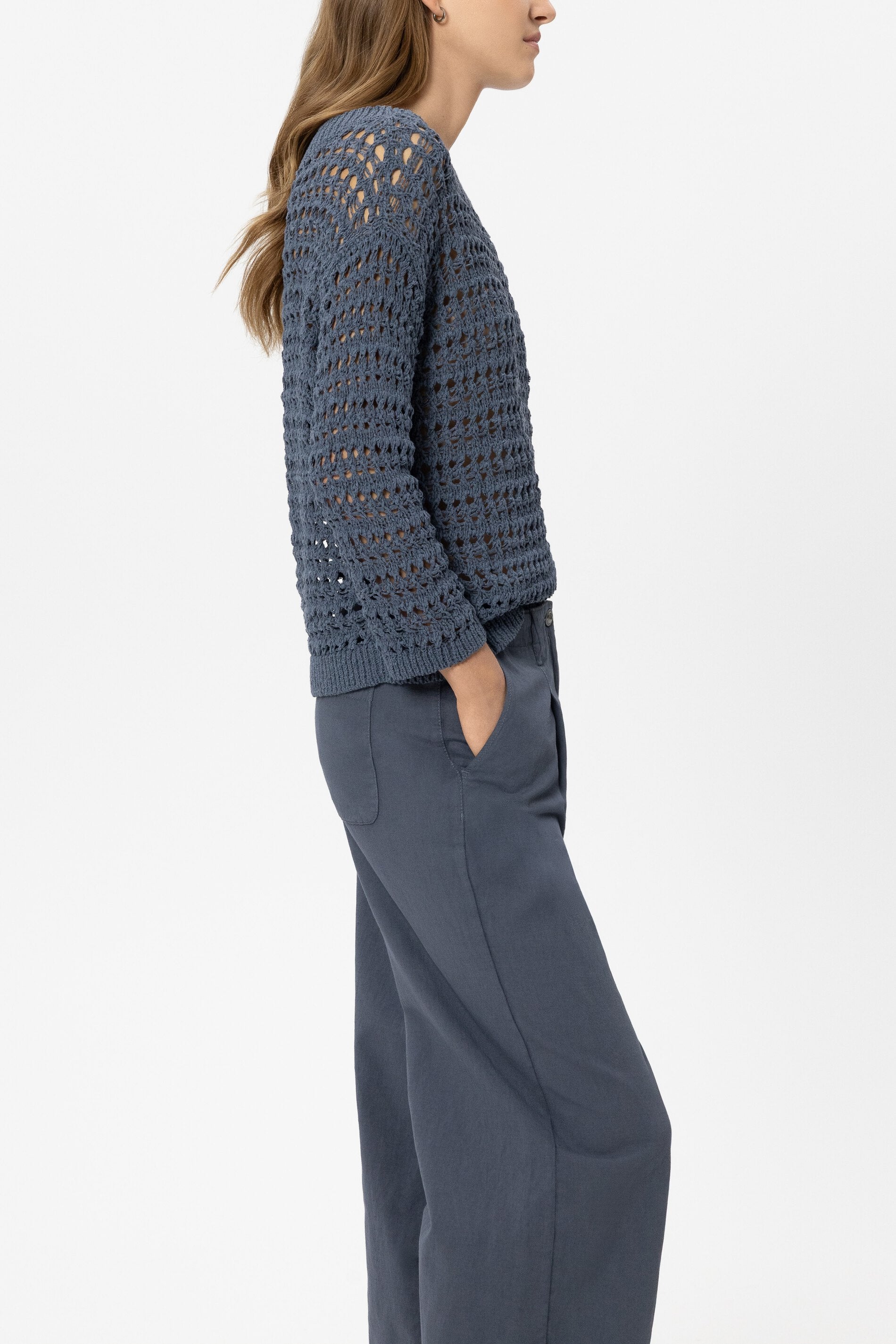 Pullover in Crochet-Optik - tinted blue - Standard | Model Seite