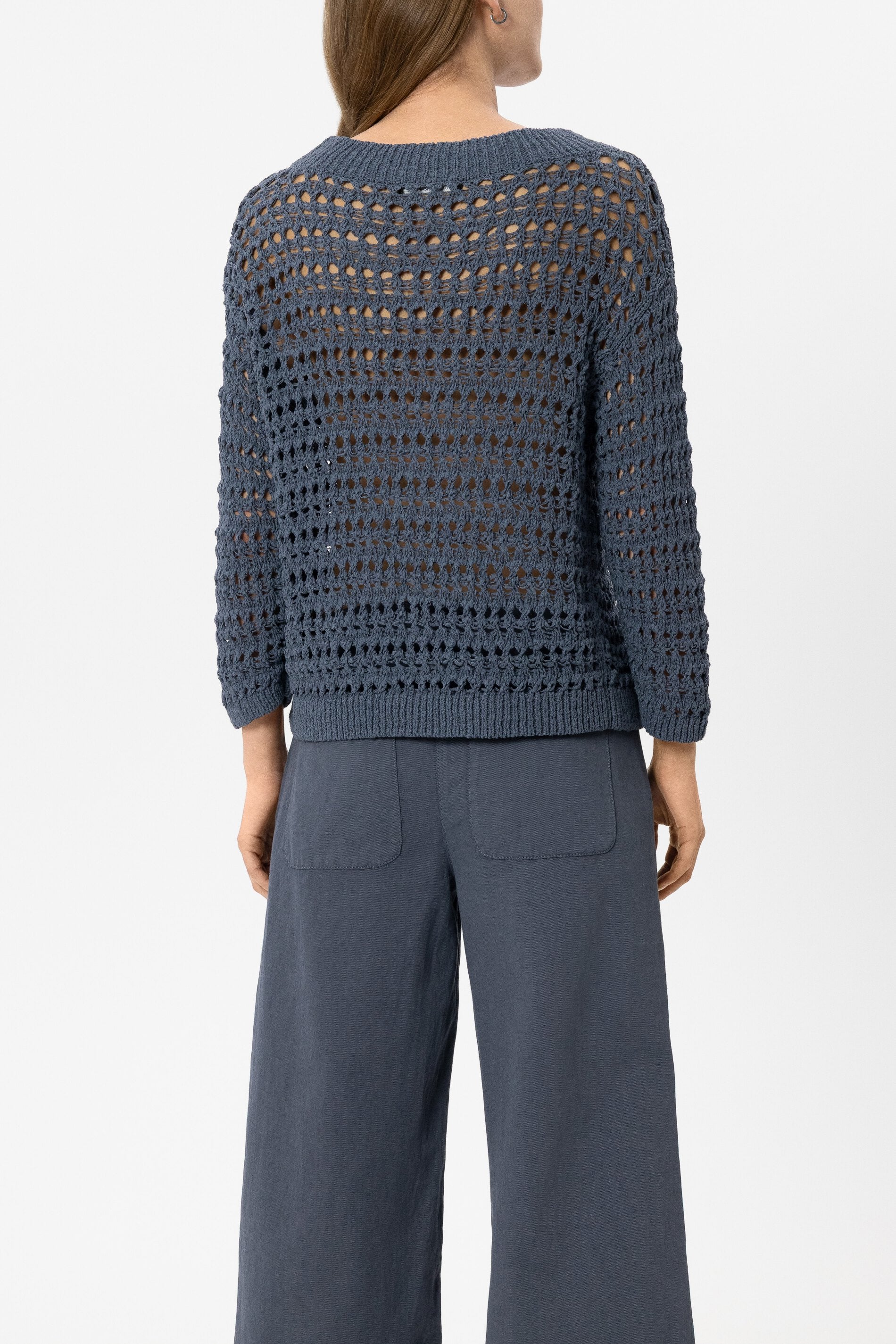 Pullover in Crochet-Optik - tinted blue - Standard | Model Rück
