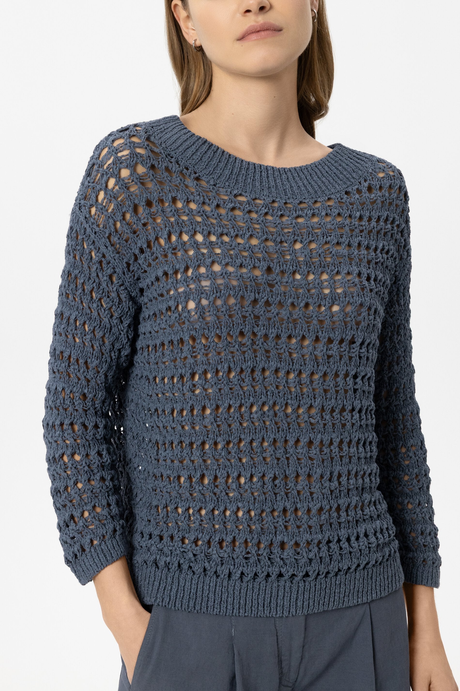 Pullover in Crochet-Optik - tinted blue - Standard | Model Detail